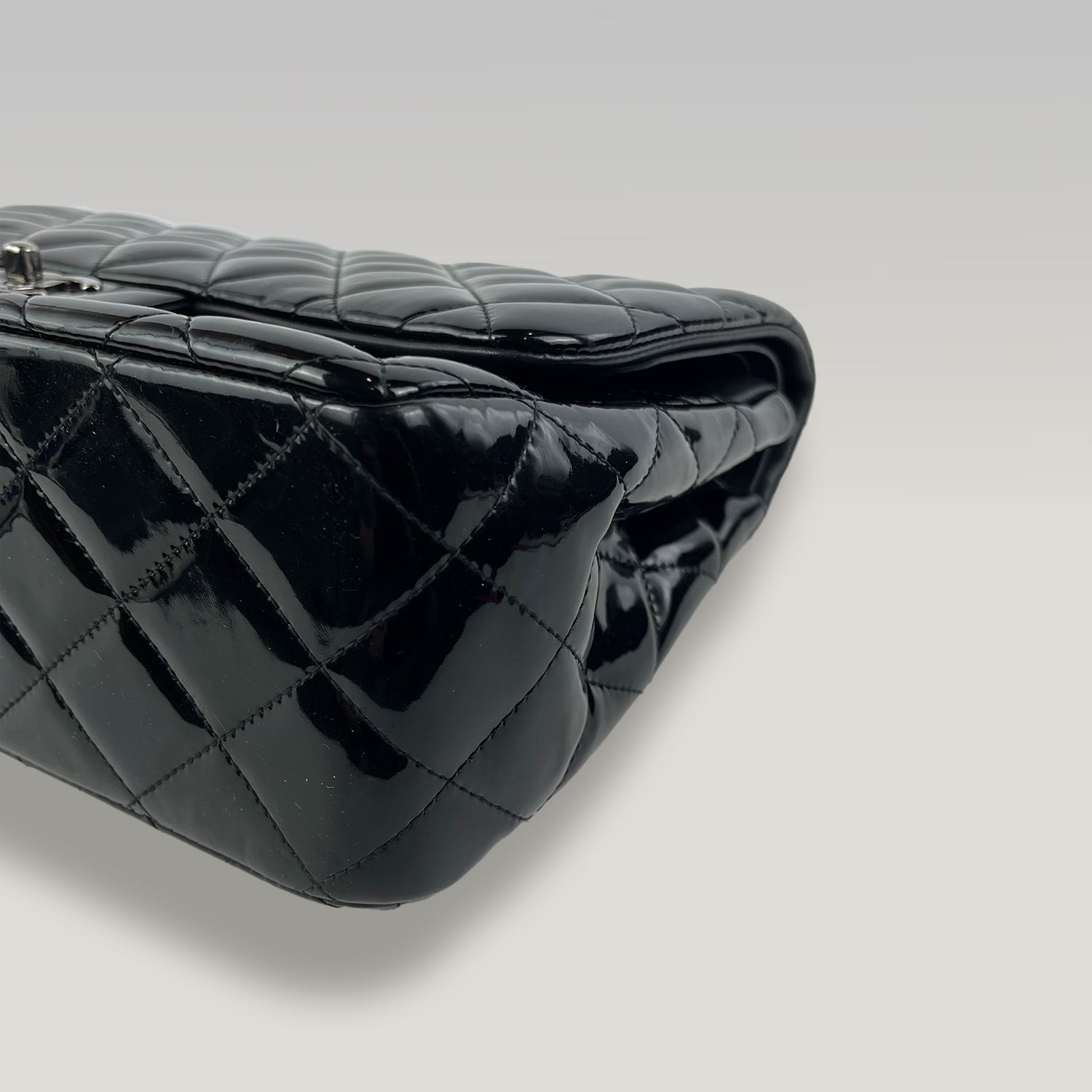 Chanel Classic Flap Jumbo in Pelle Verniciata Nera – Borsa a Spalla Matelassé con Catena 30 cm