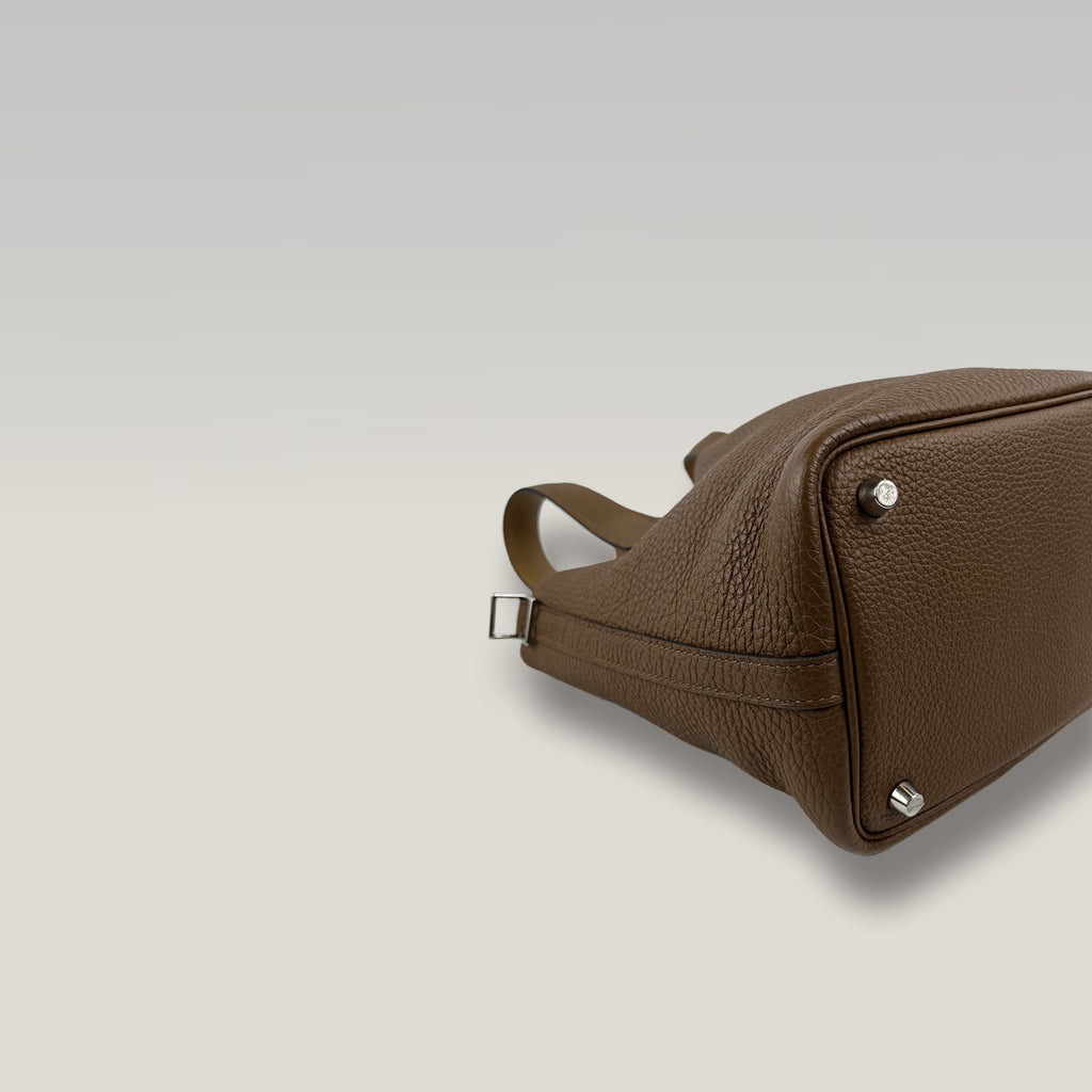 HERMÈS Picotin Lock 18 Gold in Pelle Martellata con Hardware Dorato, Lucchetto e Chiavi – Stamp Z