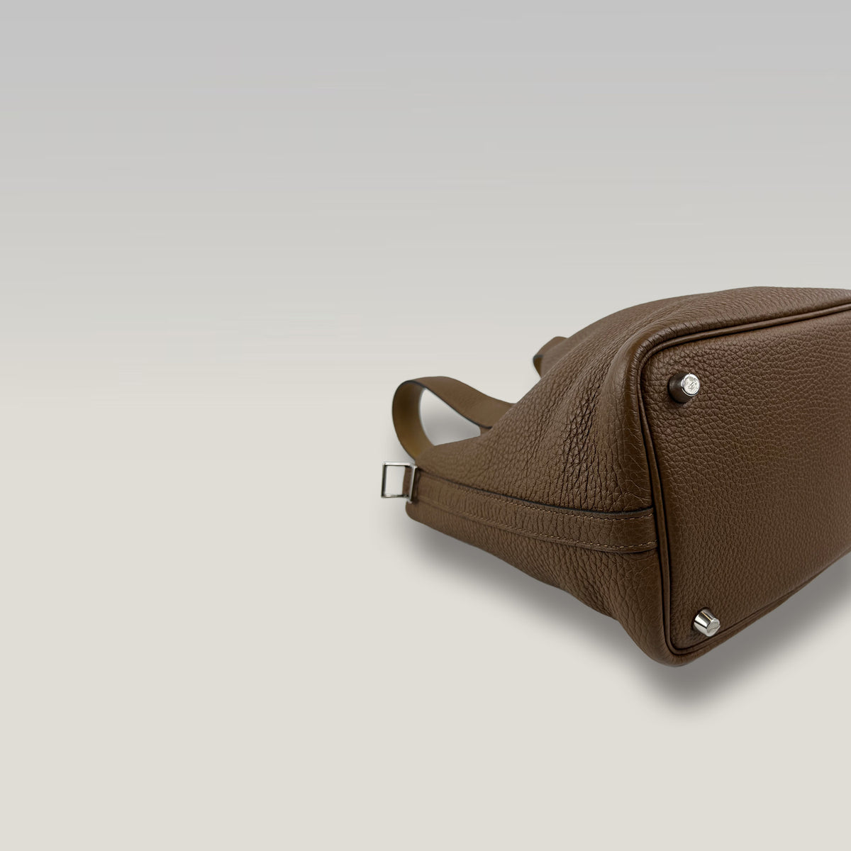 HERMÈS Picotin Lock 18 Gold in Pelle Martellata con Hardware Dorato, Lucchetto e Chiavi – Stamp Z