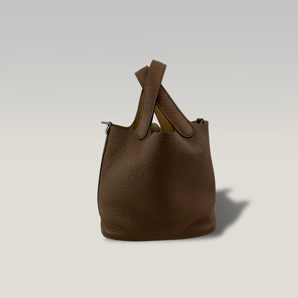 HERMÈS Picotin Lock 18 Gold in Pelle Martellata con Hardware Dorato, Lucchetto e Chiavi – Stamp Z