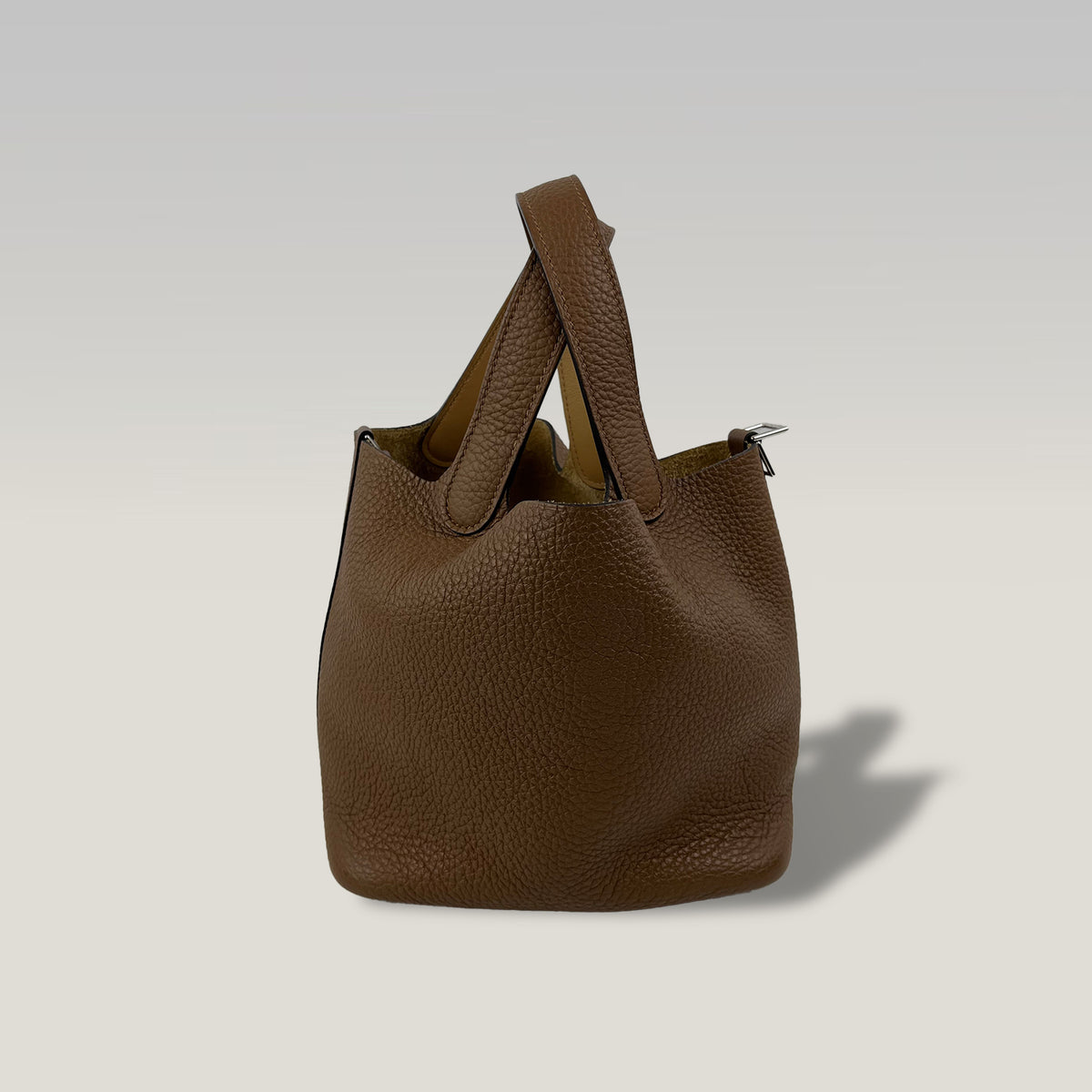 HERMÈS Picotin Lock 18 Gold in Pelle Martellata con Hardware Dorato, Lucchetto e Chiavi – Stamp Z