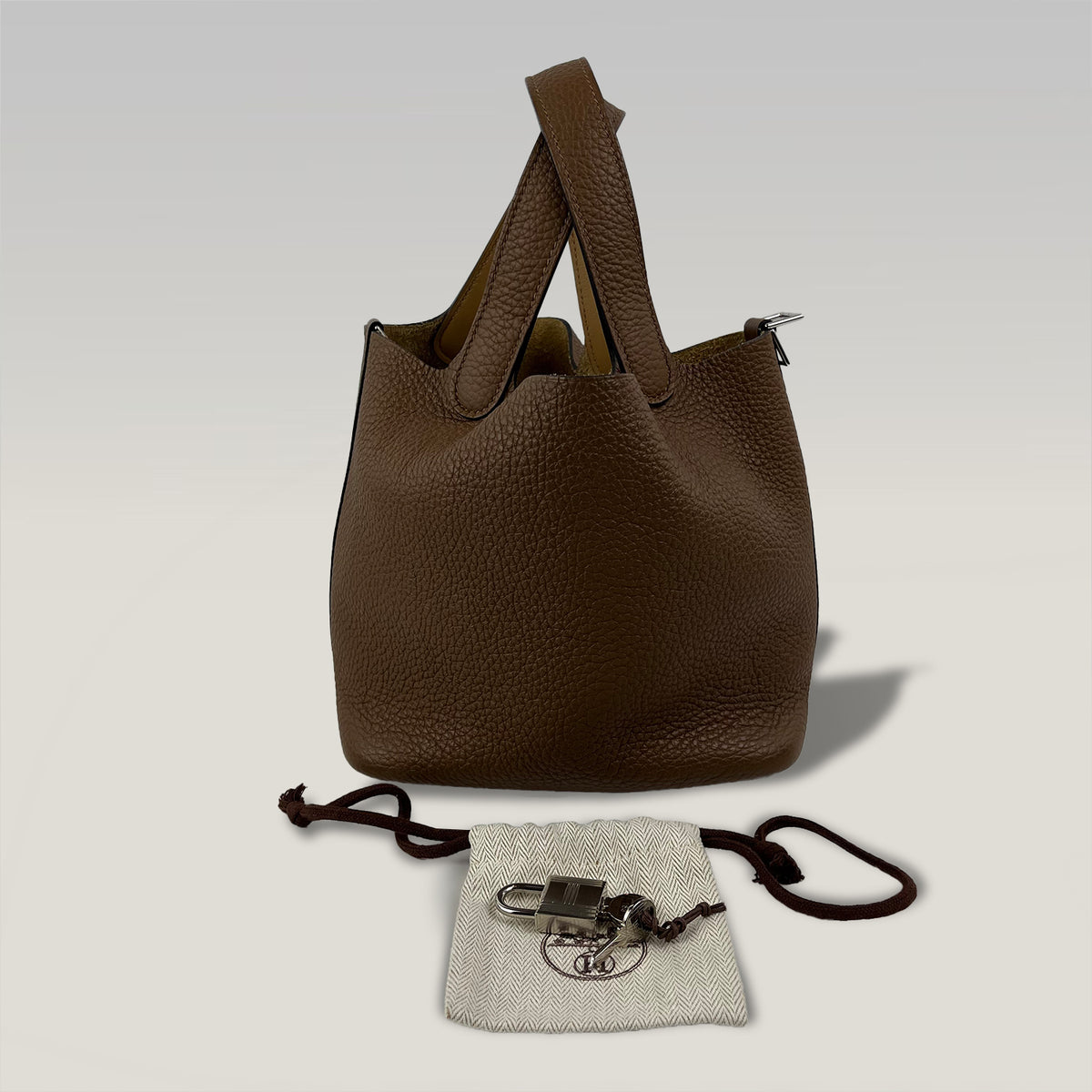 HERMÈS Picotin Lock 18 Gold in Pelle Martellata con Hardware Dorato, Lucchetto e Chiavi – Stamp Z