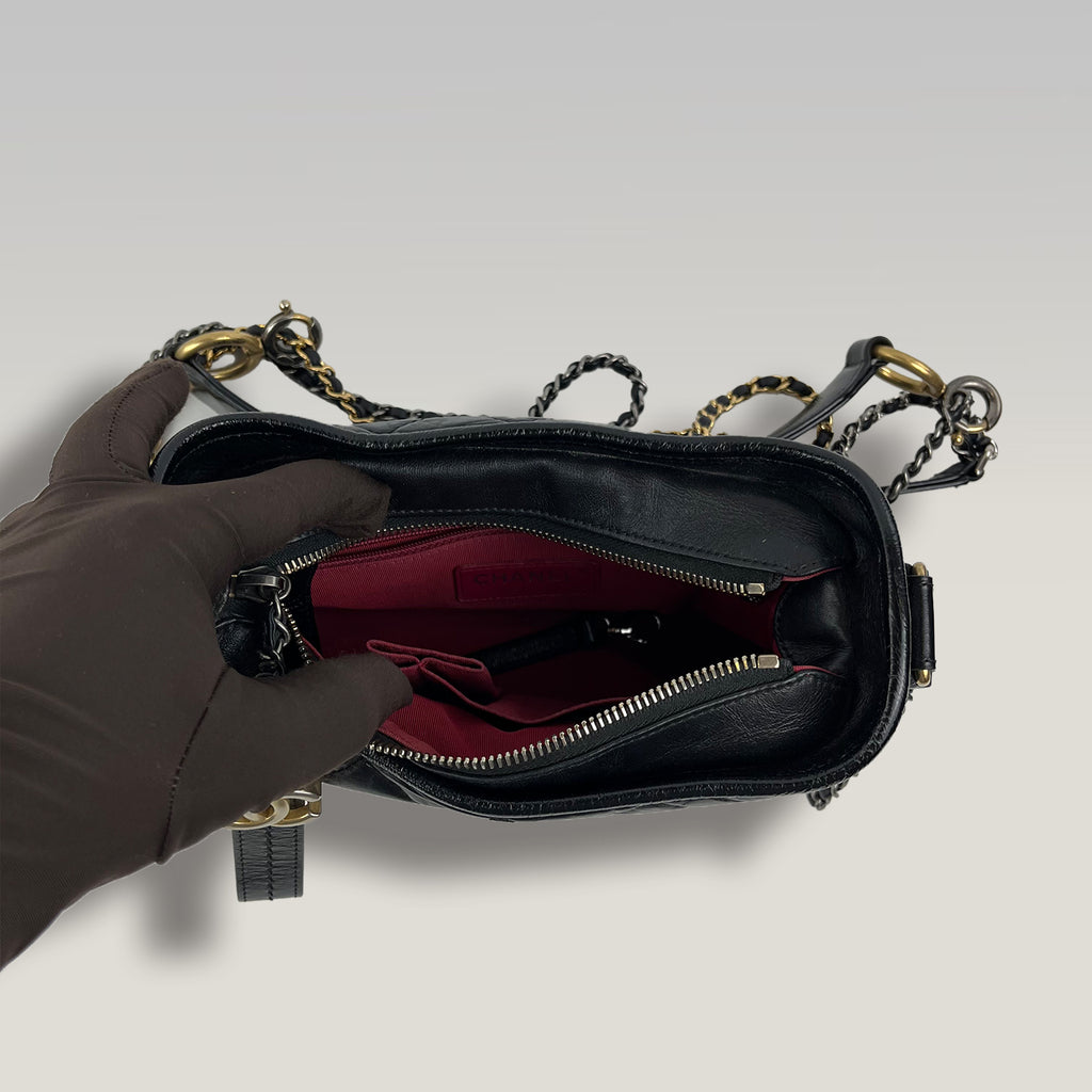Chanel Gabrielle Hobo Bag Nera in Pelle di Vitello Trapuntata con Catena Bicolore Oro e Argento