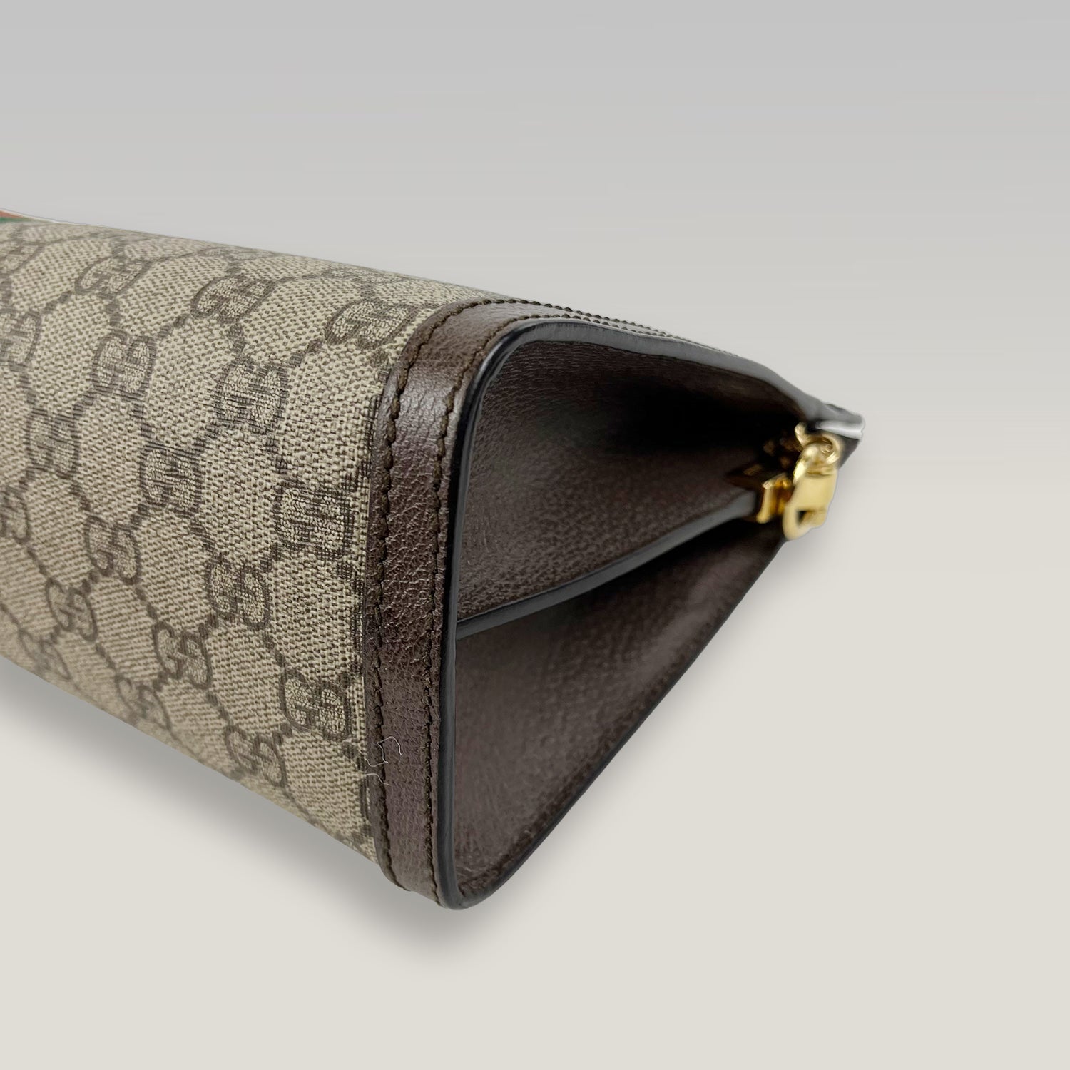 Gucci GG Supreme clutch con banda Web e catena