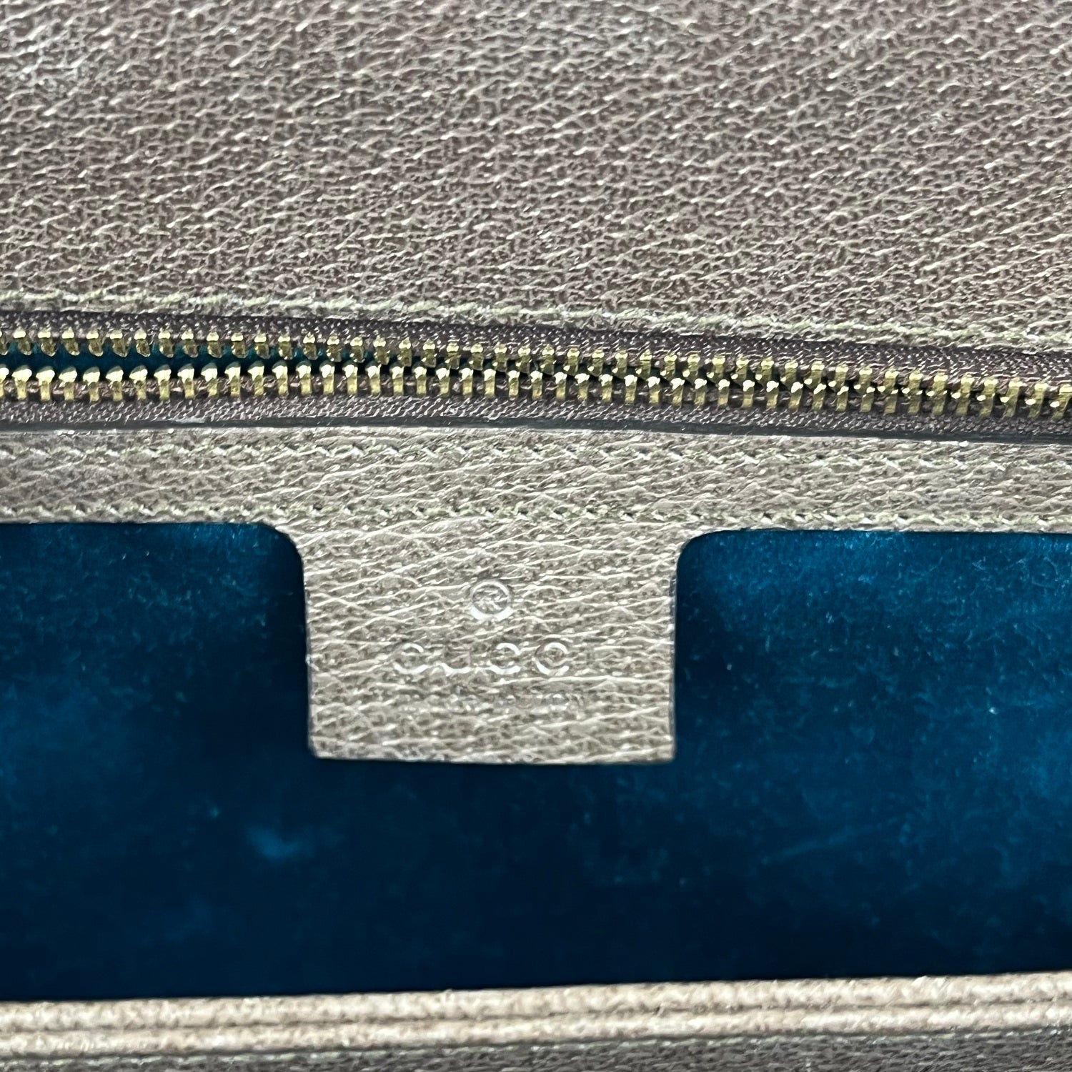 Gucci GG Supreme clutch con banda Web e catena