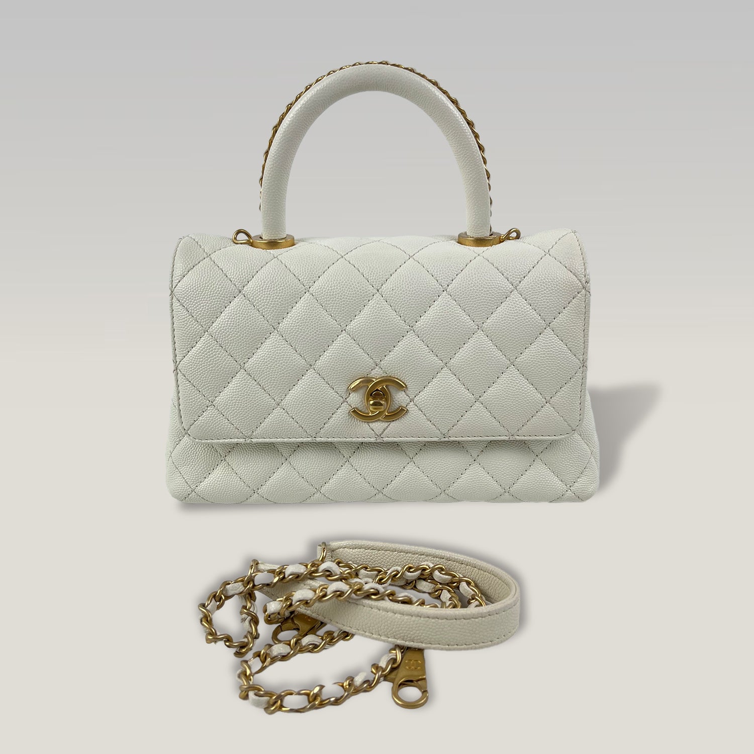 Chanel Coco Handle Piccola in Pelle Caviar Bianca Perlata Trapuntata con Hardware Dorato – Borsa a Mano e a Tracolla