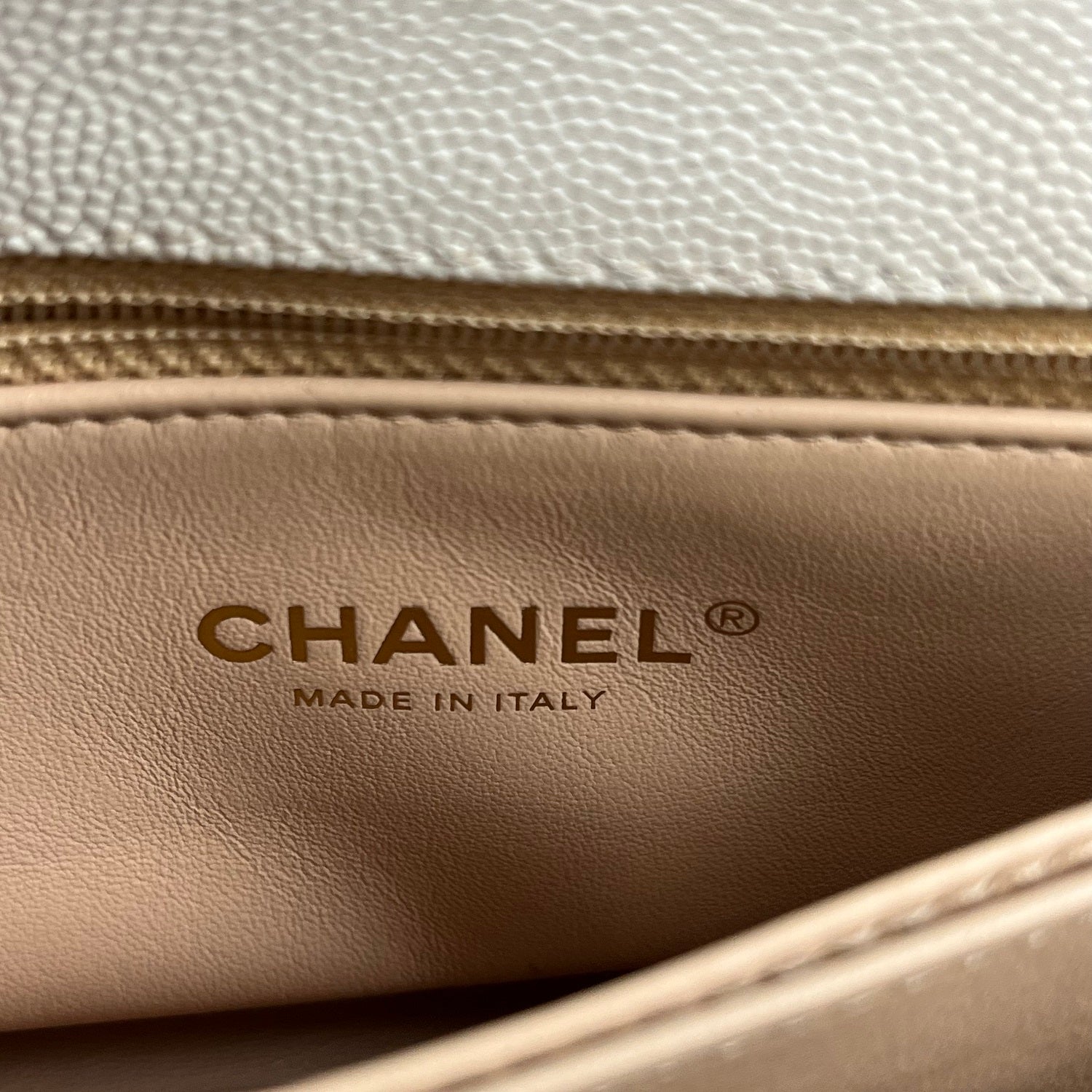 Chanel Coco Handle Piccola in Pelle Caviar Bianca Perlata Trapuntata con Hardware Dorato – Borsa a Mano e a Tracolla