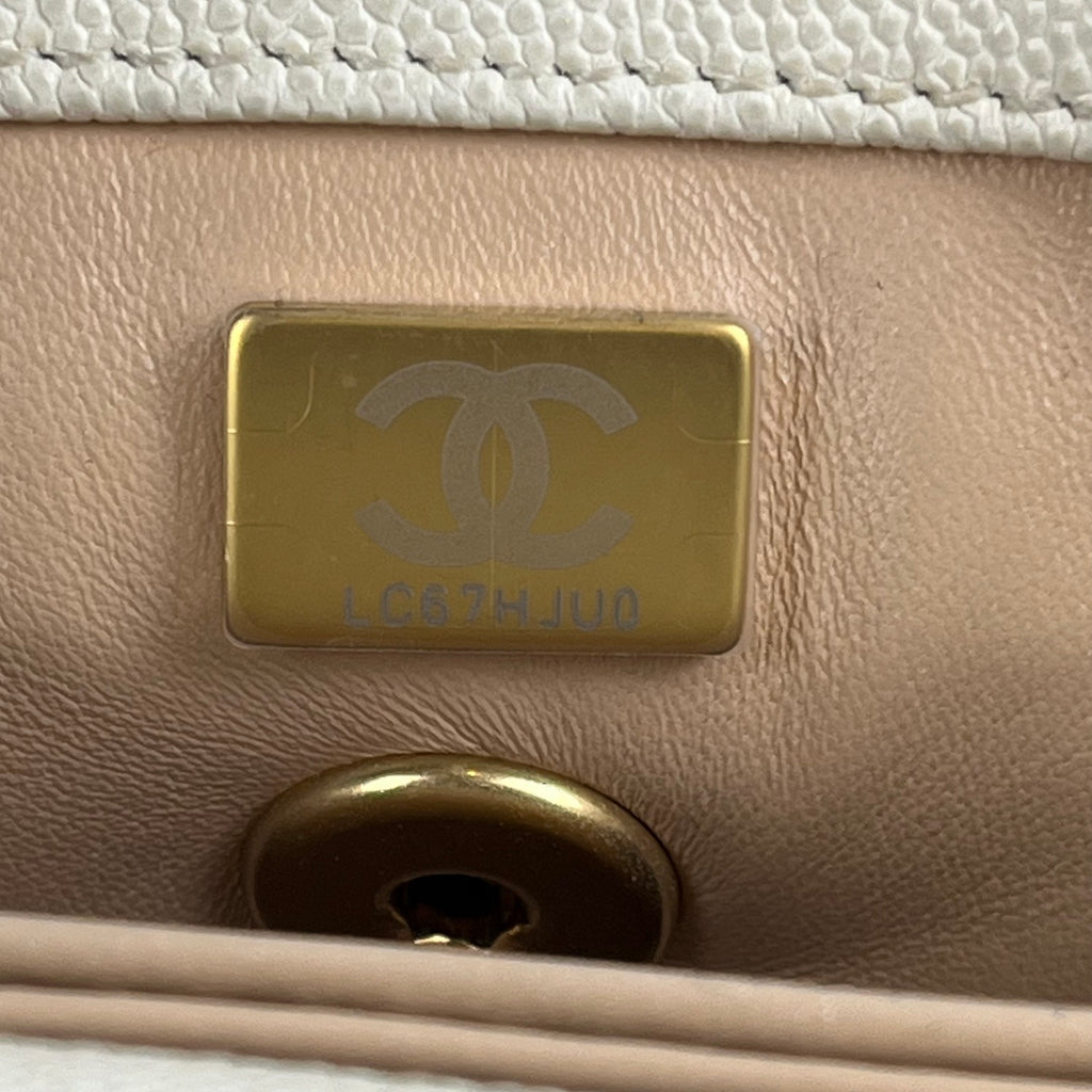Chanel Coco Handle Piccola in Pelle Caviar Bianca Perlata Trapuntata con Hardware Dorato – Borsa a Mano e a Tracolla