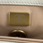 Chanel Coco Handle Piccola in Pelle Caviar Bianca Perlata Trapuntata con Hardware Dorato – Borsa a Mano e a Tracolla