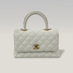 Chanel Coco Handle Piccola in Pelle Caviar Bianca Perlata Trapuntata con Hardware Dorato – Borsa a Mano e a Tracolla