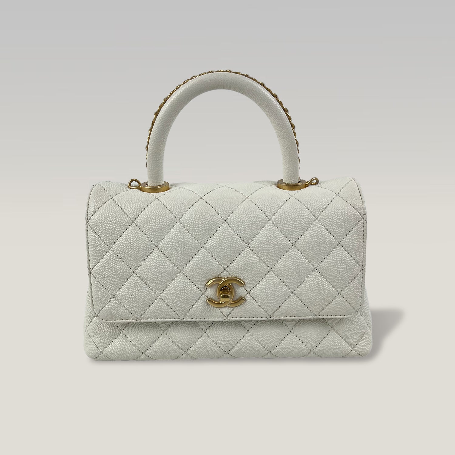 Chanel Coco Handle Piccola in Pelle Caviar Bianca Perlata Trapuntata con Hardware Dorato – Borsa a Mano e a Tracolla