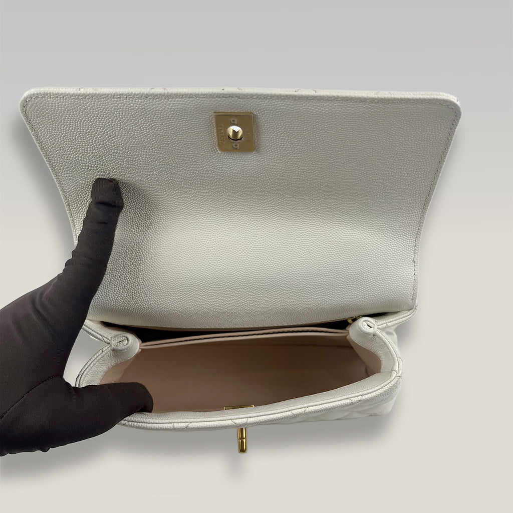 Chanel Coco Handle Piccola in Pelle Caviar Bianca Perlata Trapuntata con Hardware Dorato – Borsa a Mano e a Tracolla