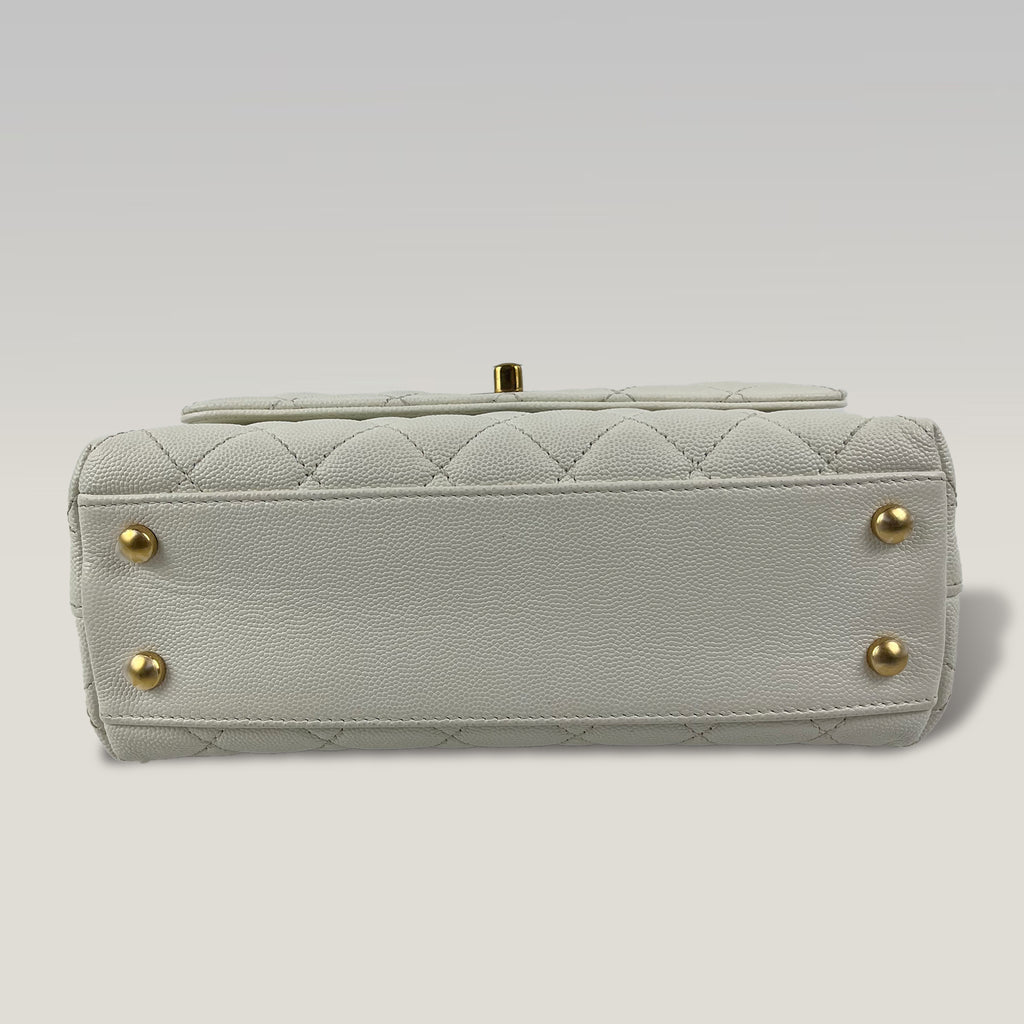 Chanel Coco Handle Piccola in Pelle Caviar Bianca Perlata Trapuntata con Hardware Dorato – Borsa a Mano e a Tracolla