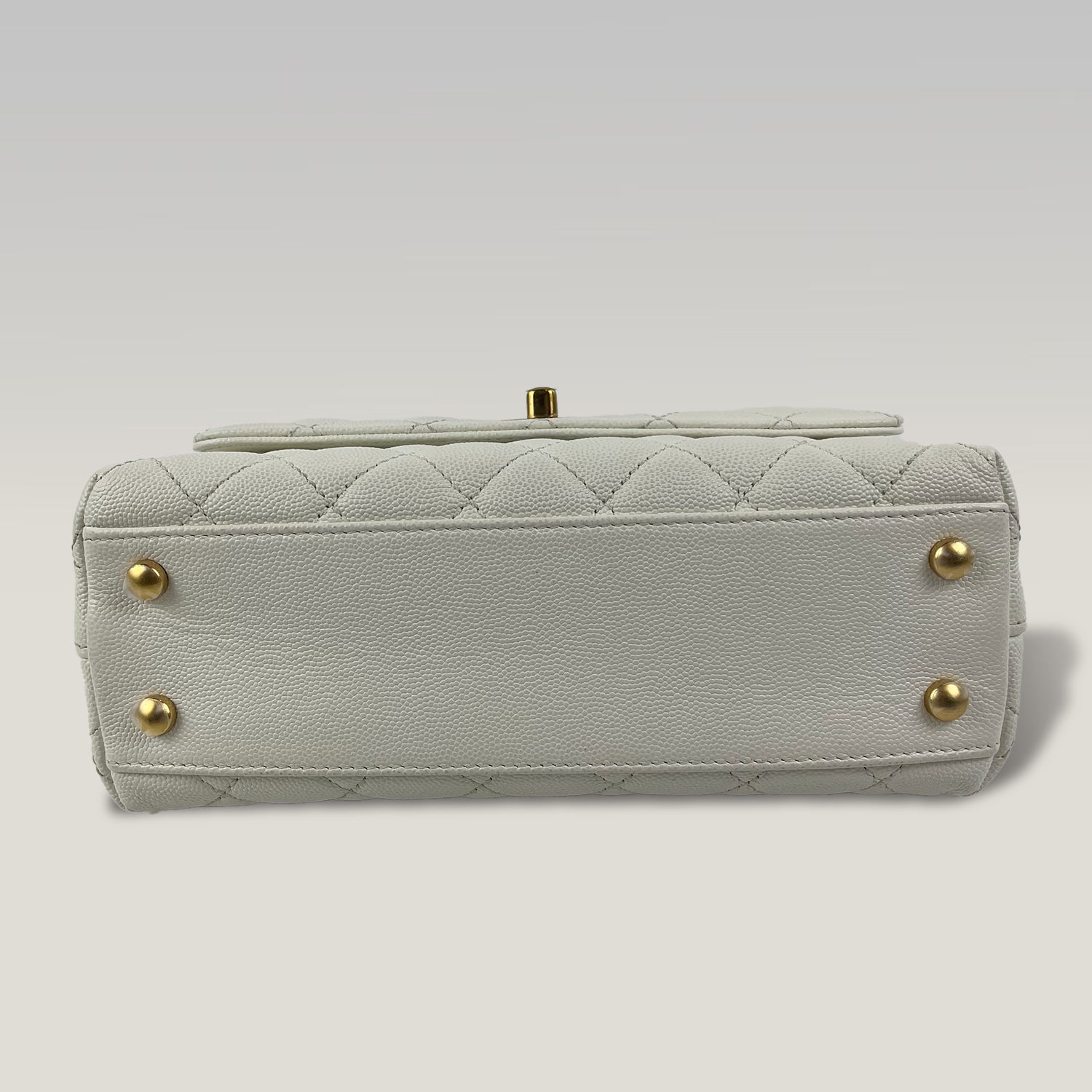 Chanel Coco Handle Piccola in Pelle Caviar Bianca Perlata Trapuntata con Hardware Dorato – Borsa a Mano e a Tracolla