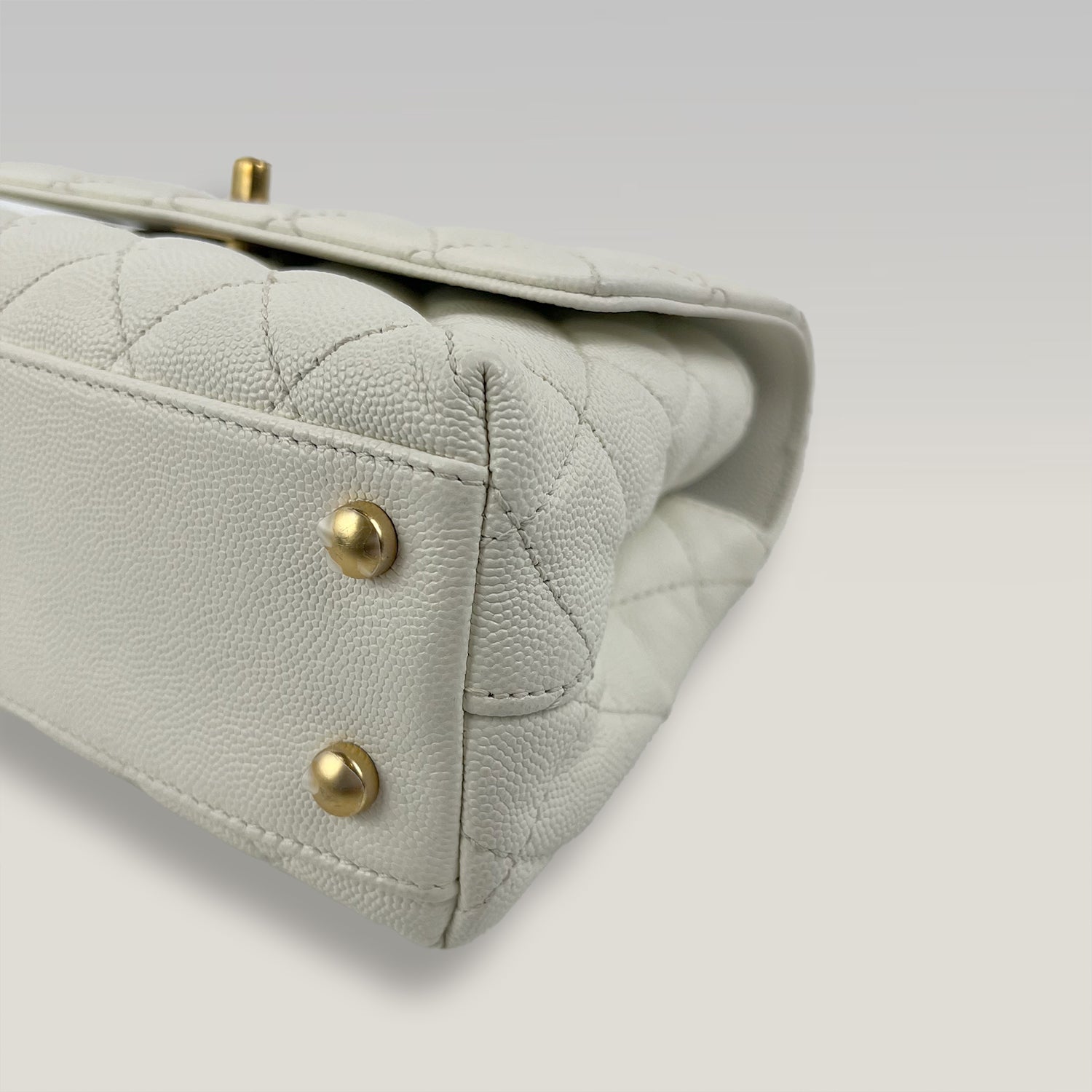 Chanel Coco Handle Piccola in Pelle Caviar Bianca Perlata Trapuntata con Hardware Dorato – Borsa a Mano e a Tracolla