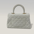 Chanel Coco Handle Piccola in Pelle Caviar Bianca Perlata Trapuntata con Hardware Dorato – Borsa a Mano e a Tracolla
