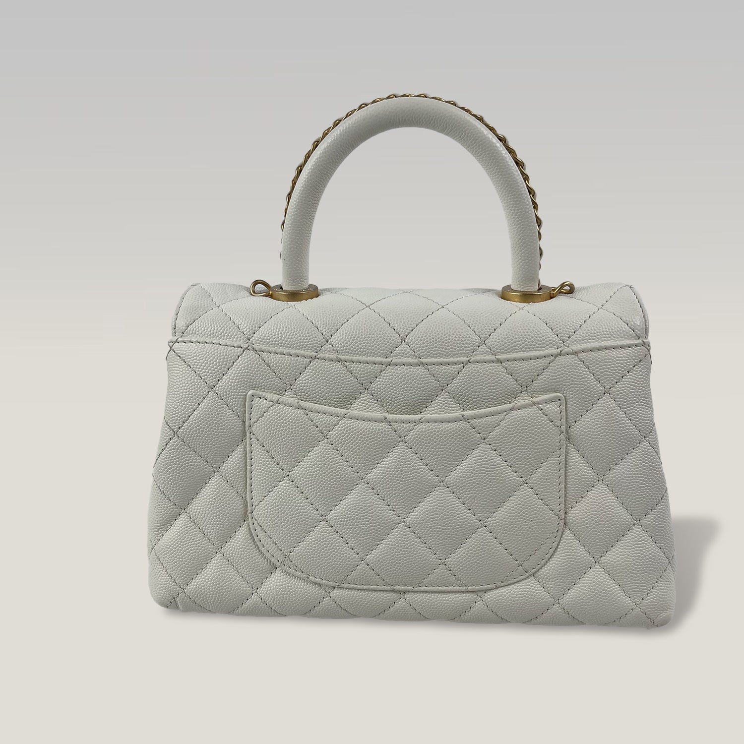Chanel Coco Handle Piccola in Pelle Caviar Bianca Perlata Trapuntata con Hardware Dorato – Borsa a Mano e a Tracolla