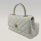 Chanel Coco Handle Piccola in Pelle Caviar Bianca Perlata Trapuntata con Hardware Dorato – Borsa a Mano e a Tracolla