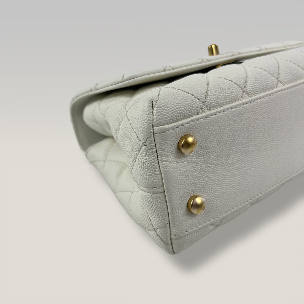 Chanel Coco Handle Piccola in Pelle Caviar Bianca Perlata Trapuntata con Hardware Dorato – Borsa a Mano e a Tracolla