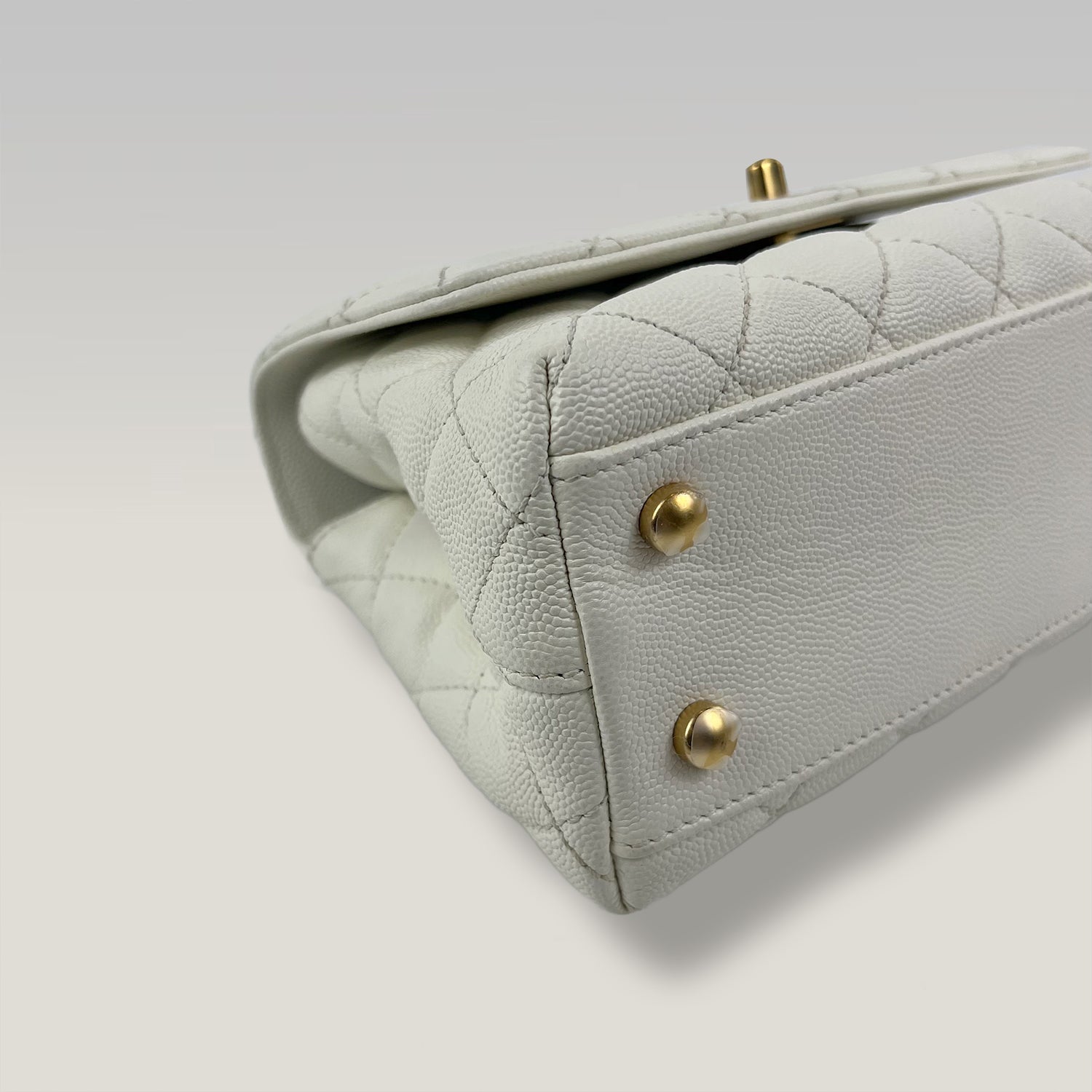 Chanel Coco Handle Piccola in Pelle Caviar Bianca Perlata Trapuntata con Hardware Dorato – Borsa a Mano e a Tracolla