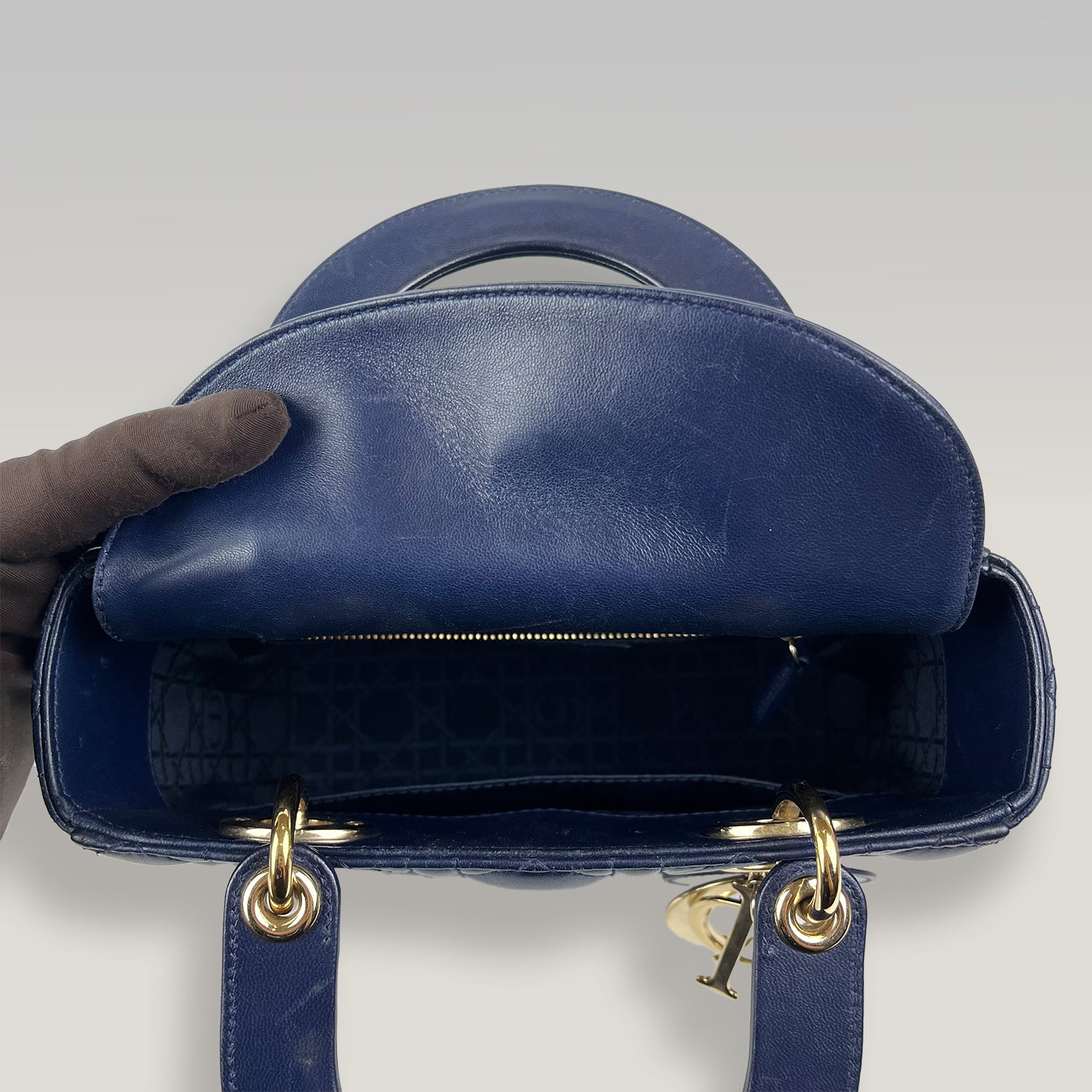 Dior Lady Dior Small Blu Scuro in Pelle Cannage con Charm D.I.O.R.