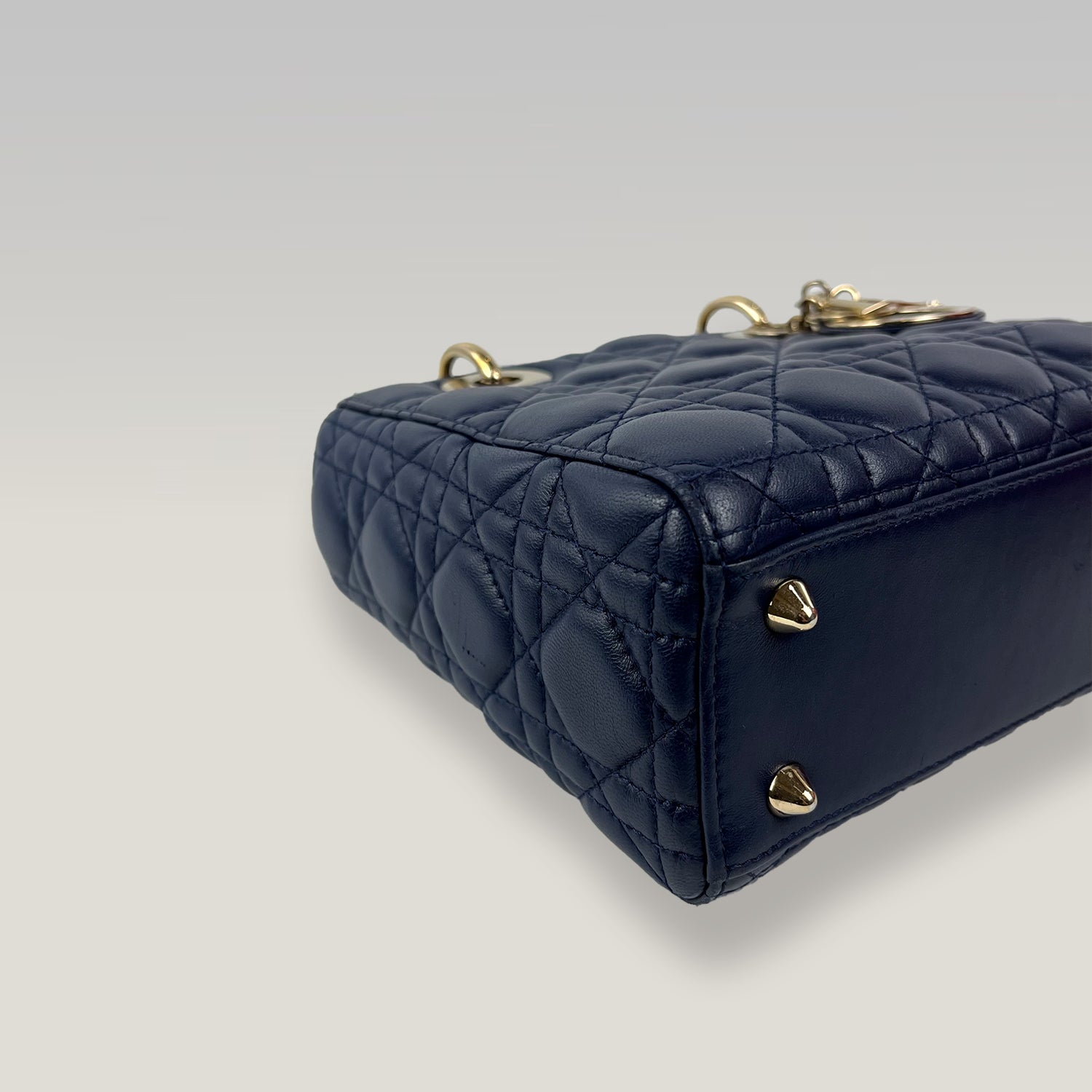 Dior Lady Dior Small Blu Scuro in Pelle Cannage con Charm D.I.O.R.