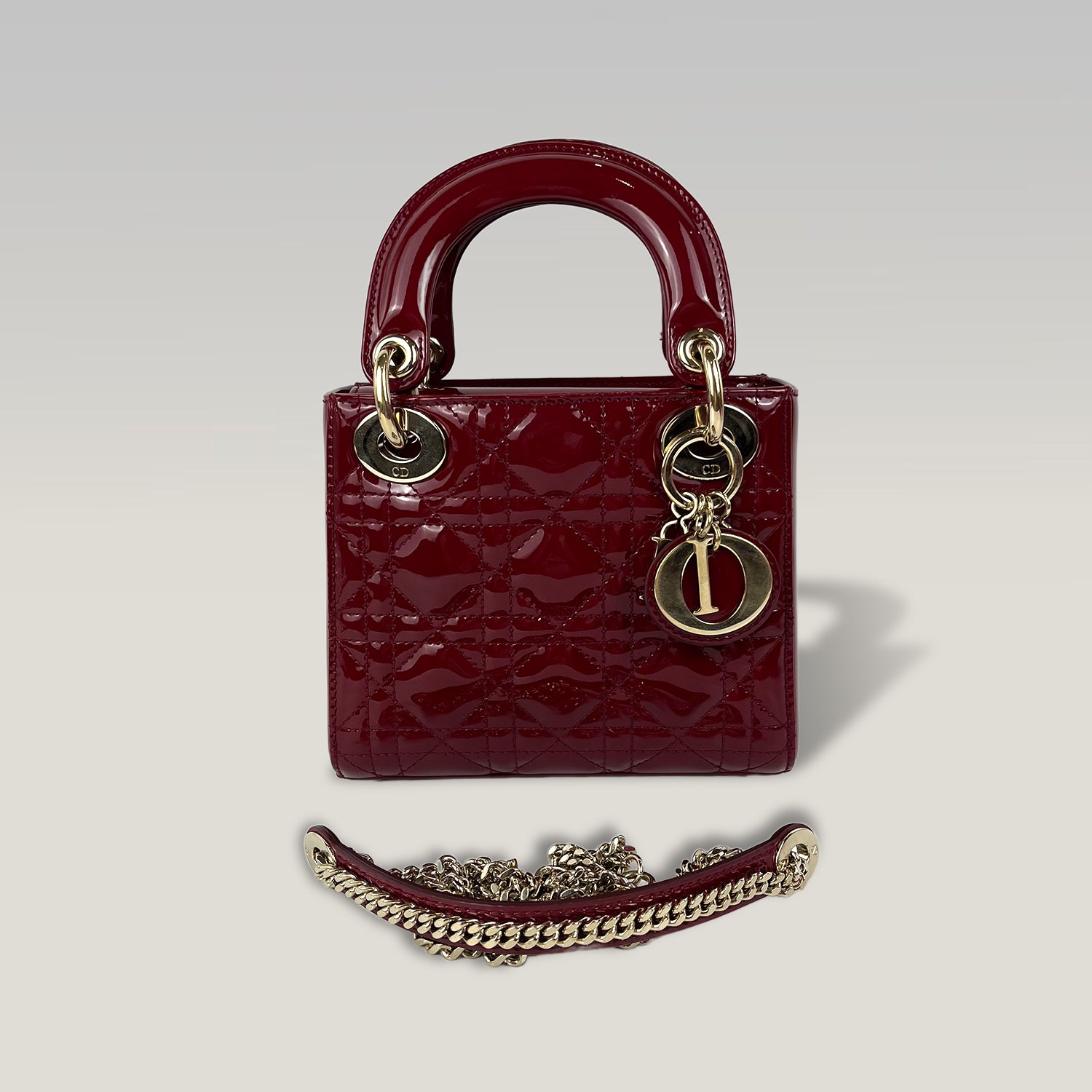 Dior Lady Dior Mini in Vernice Rosso Ciliegia con Hardware Dorato
