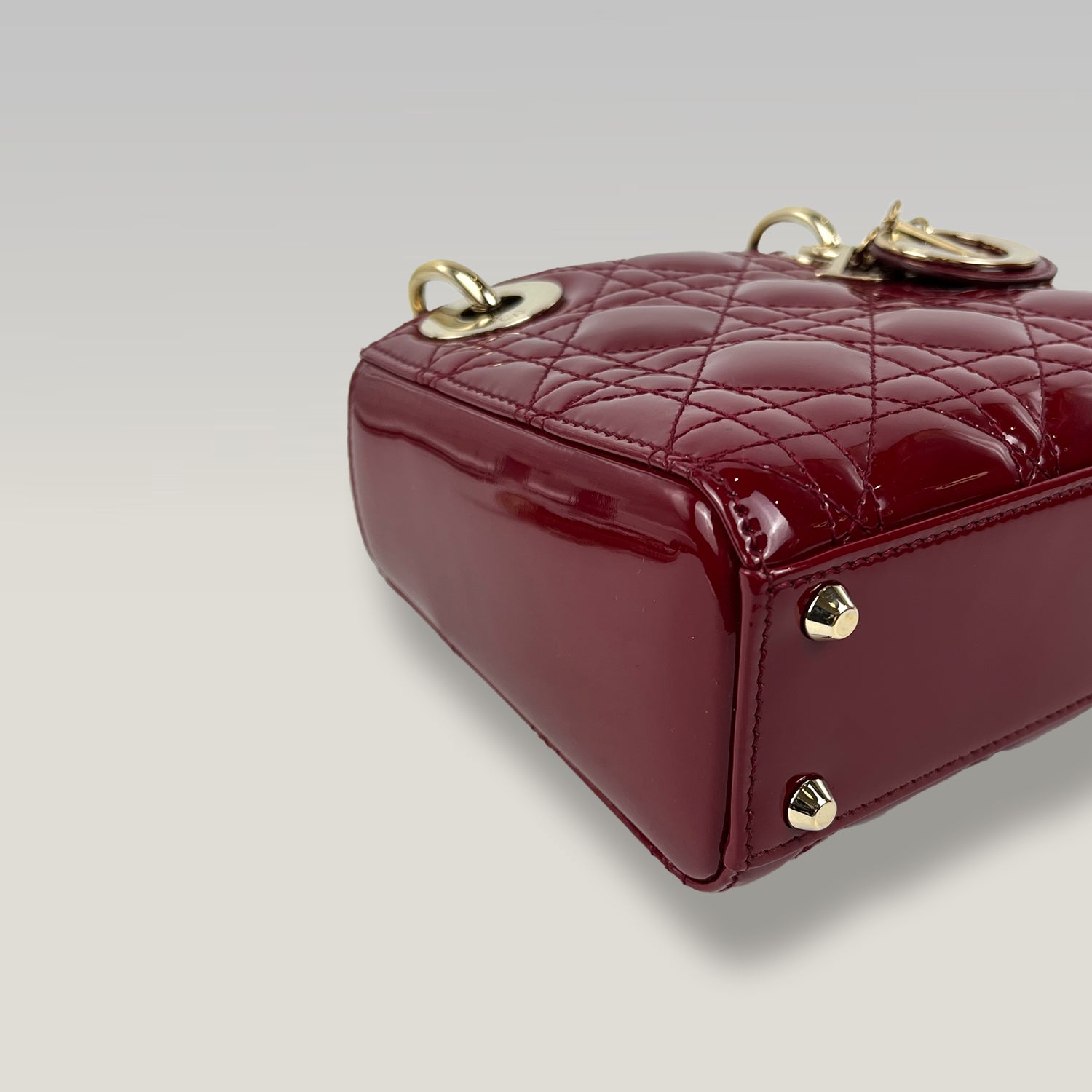 Dior Lady Dior Mini in Vernice Rosso Ciliegia con Hardware Dorato