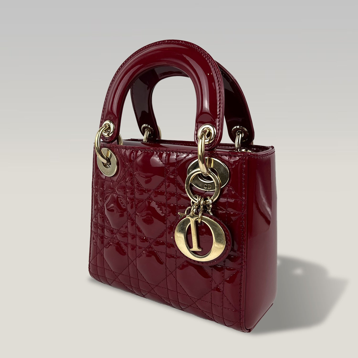 Dior Lady Dior Mini in Vernice Rosso Ciliegia con Hardware Dorato