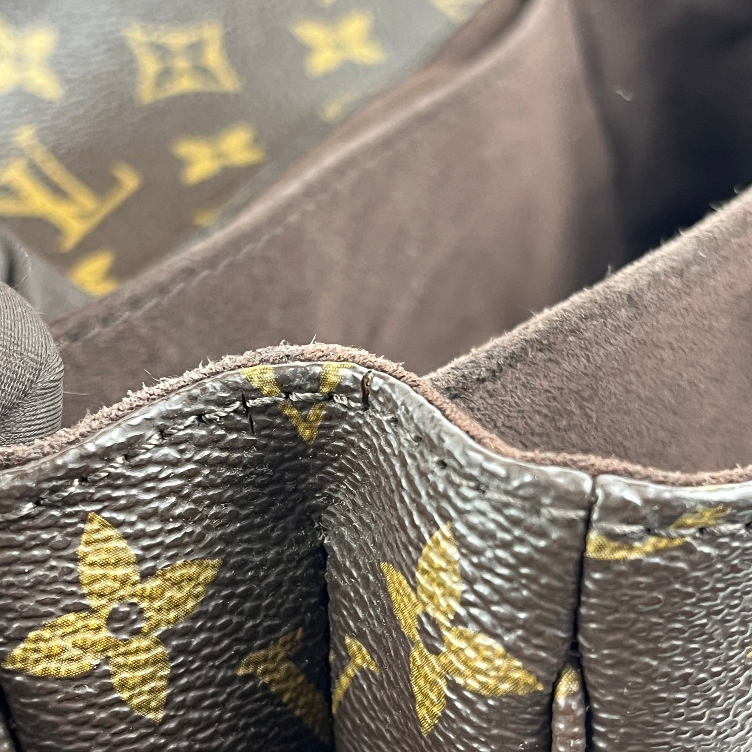 Louis Vuitton Pochette Métis Monogram Canvas Shoulder Bag