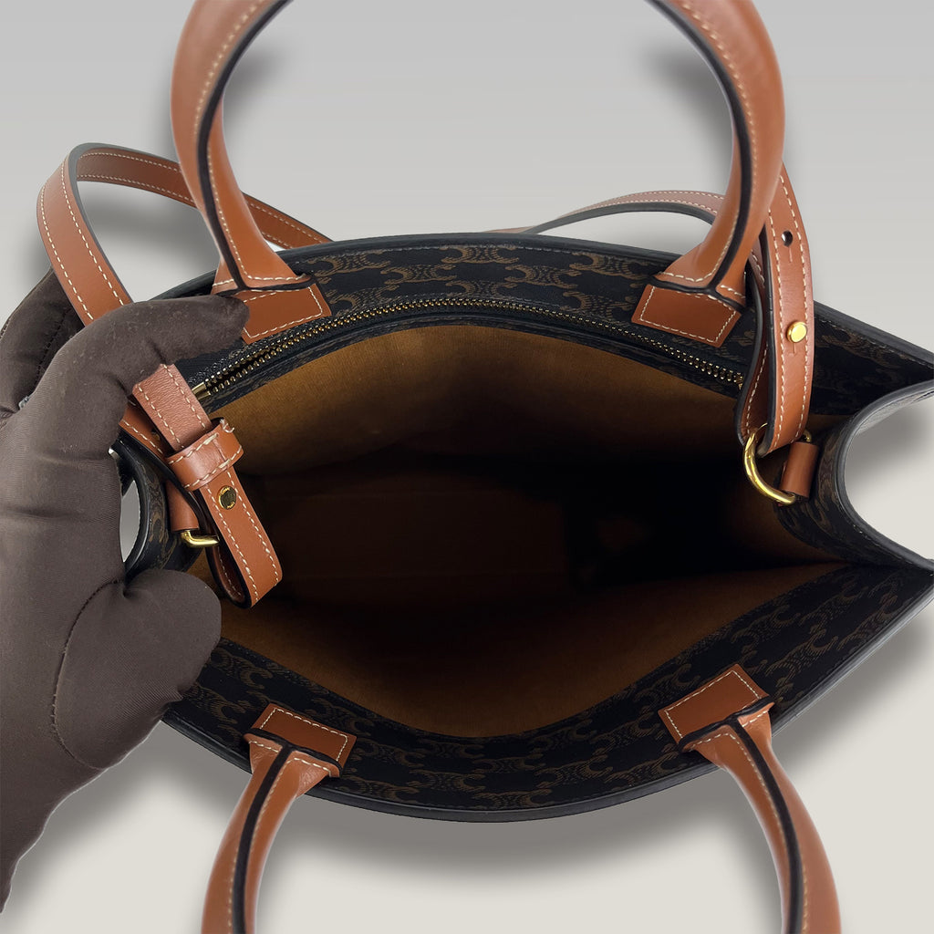 Celine Cabas Vertical Tote Bag Vintage in Tela Triomphe Marrone con Logo Bianco e Manici in Pelle