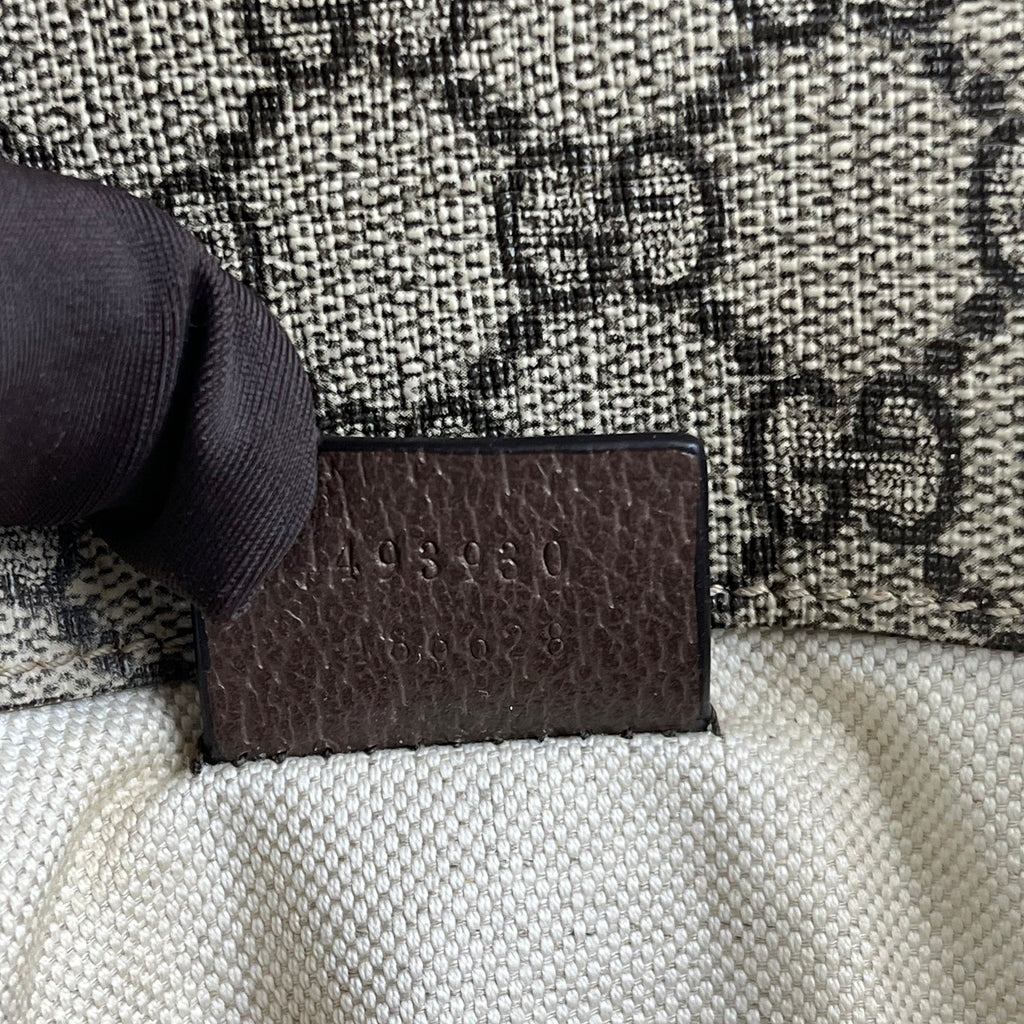 Gucci GG Supreme borsa con testa di tigre e tracolla Web