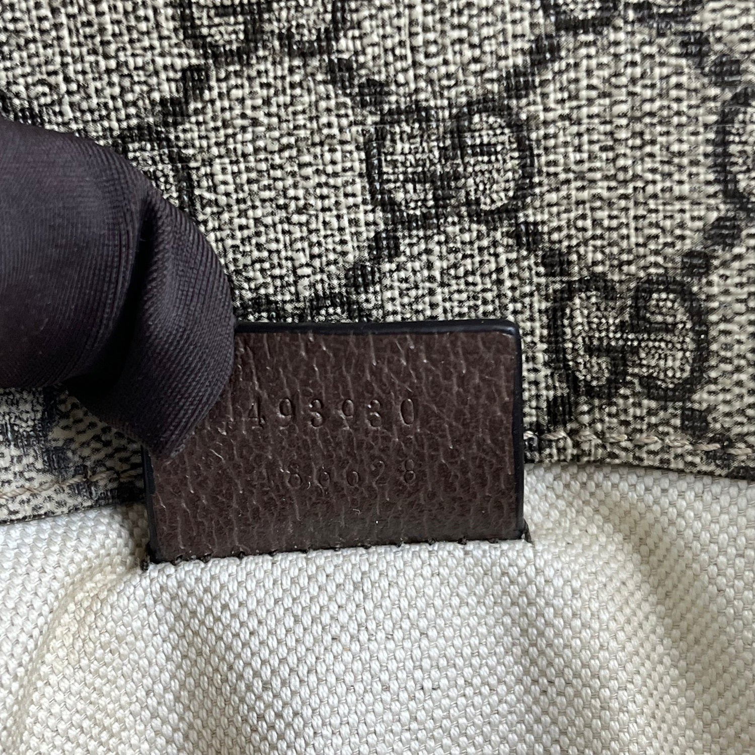 Gucci GG Supreme borsa con testa di tigre e tracolla Web