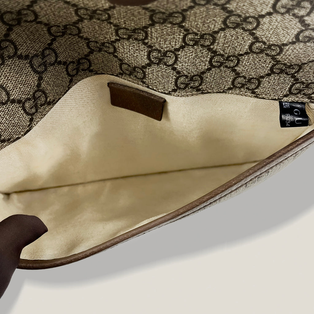 Gucci GG Supreme borsa con testa di tigre e tracolla Web