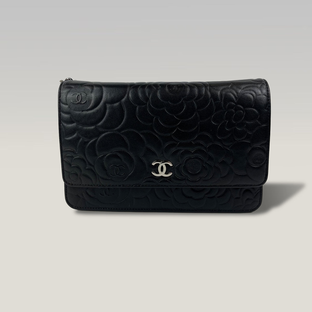 Chanel WOC Camellia Nera in Pelle di Agnello con Catena Argentata e Carta di Autenticità – Vintage