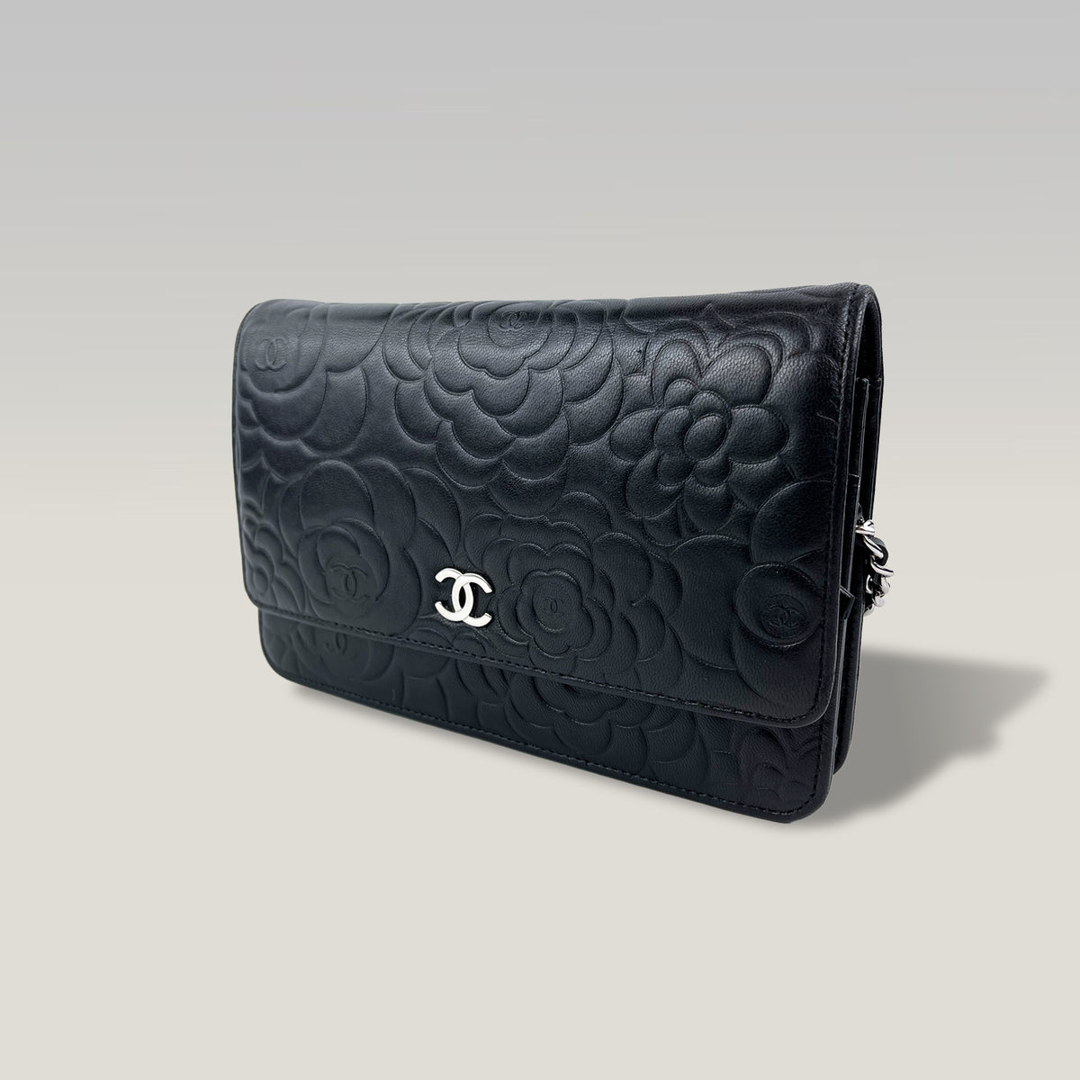 Chanel WOC Camellia Nera in Pelle di Agnello con Catena Argentata e Carta di Autenticità – Vintage