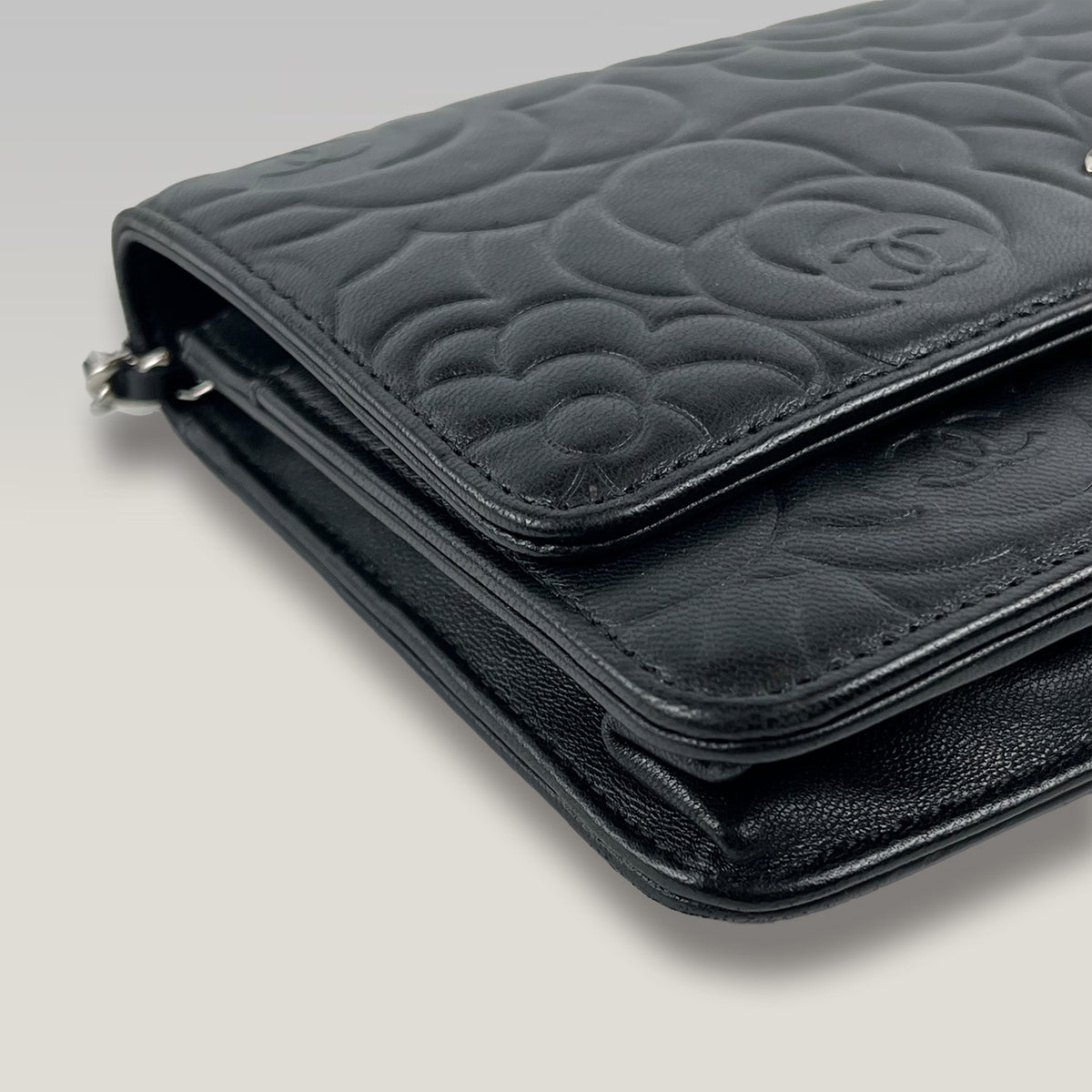 Chanel WOC Camellia Nera in Pelle di Agnello con Catena Argentata e Carta di Autenticità – Vintage