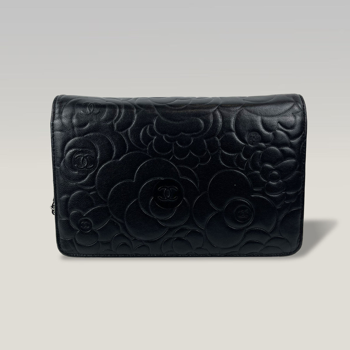 Chanel WOC Camellia Nera in Pelle di Agnello con Catena Argentata e Carta di Autenticità – Vintage