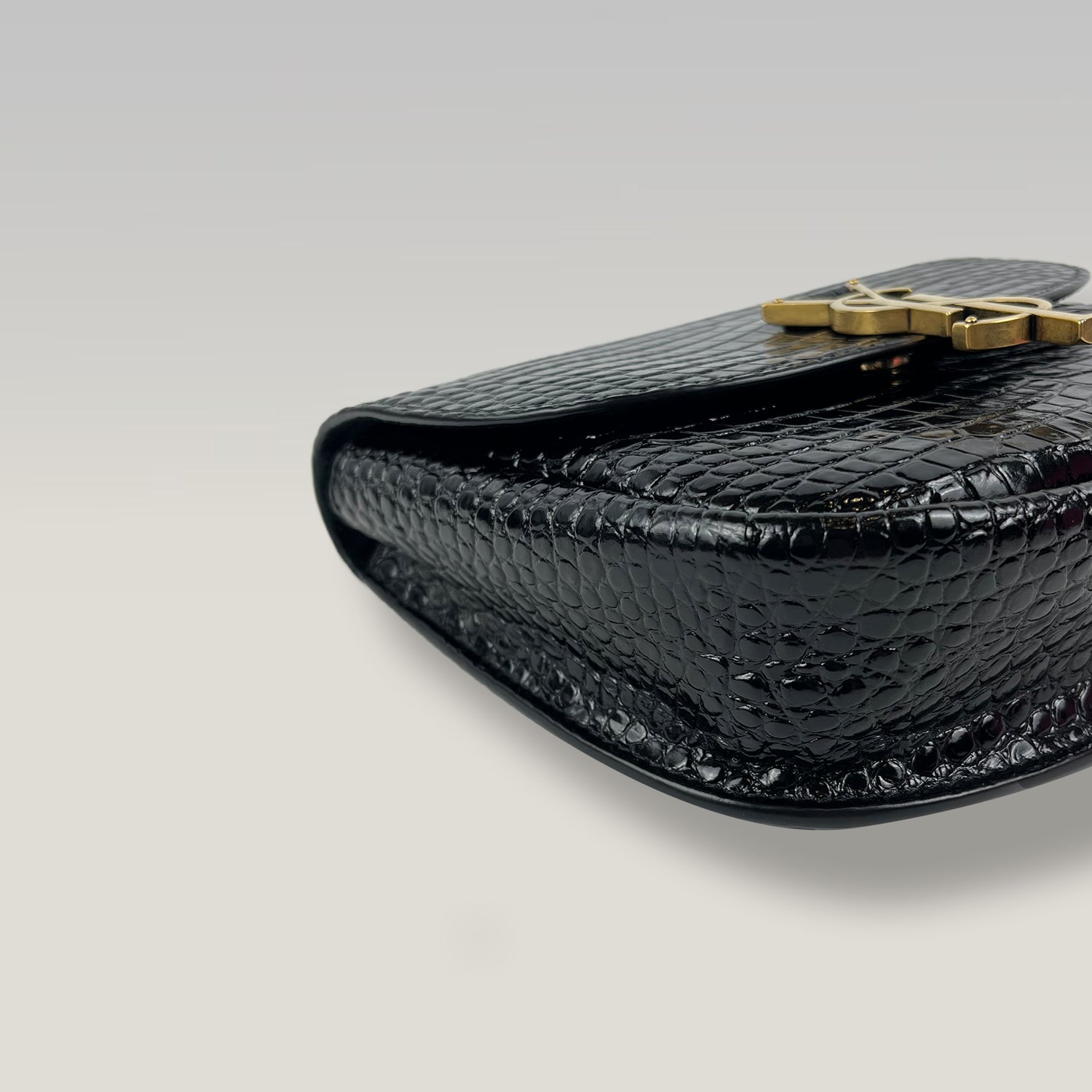 Saint Laurent Kaia Small Crossbody Bag Nera Effetto Coccodrillo – Borsa a Tracolla in Pelle con Logo YSL 18.5 cm