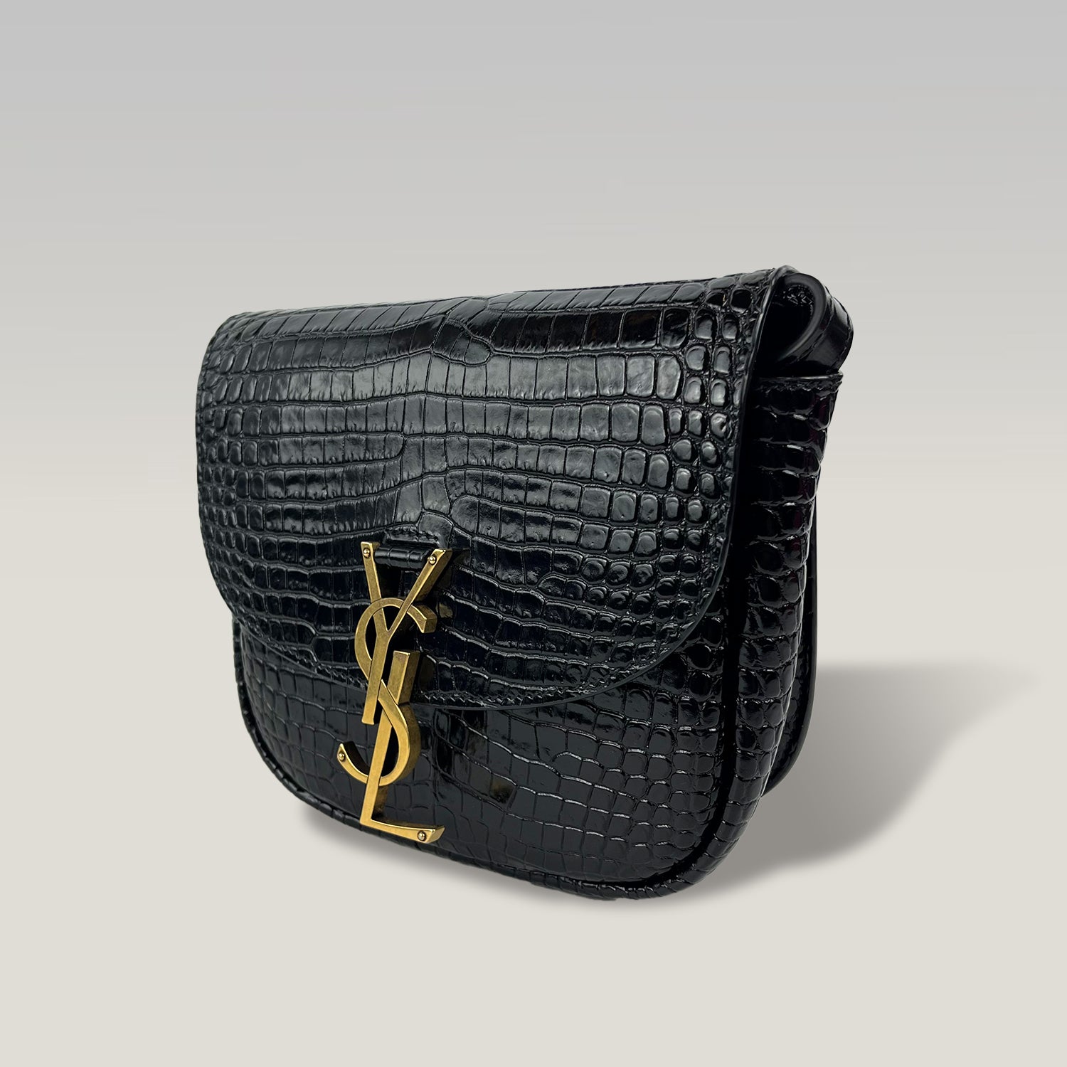 Saint Laurent Kaia Small Crossbody Bag Nera Effetto Coccodrillo – Borsa a Tracolla in Pelle con Logo YSL 18.5 cm