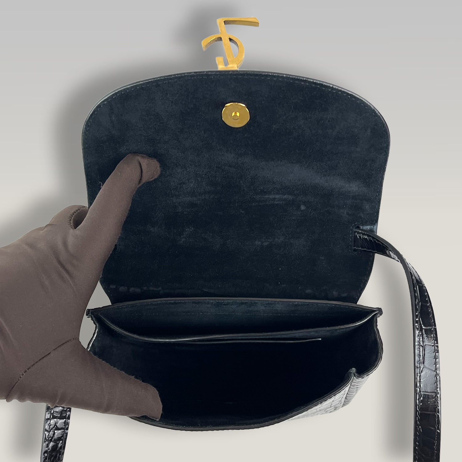 Saint Laurent Kaia Small Crossbody Bag Nera Effetto Coccodrillo – Borsa a Tracolla in Pelle con Logo YSL 18.5 cm