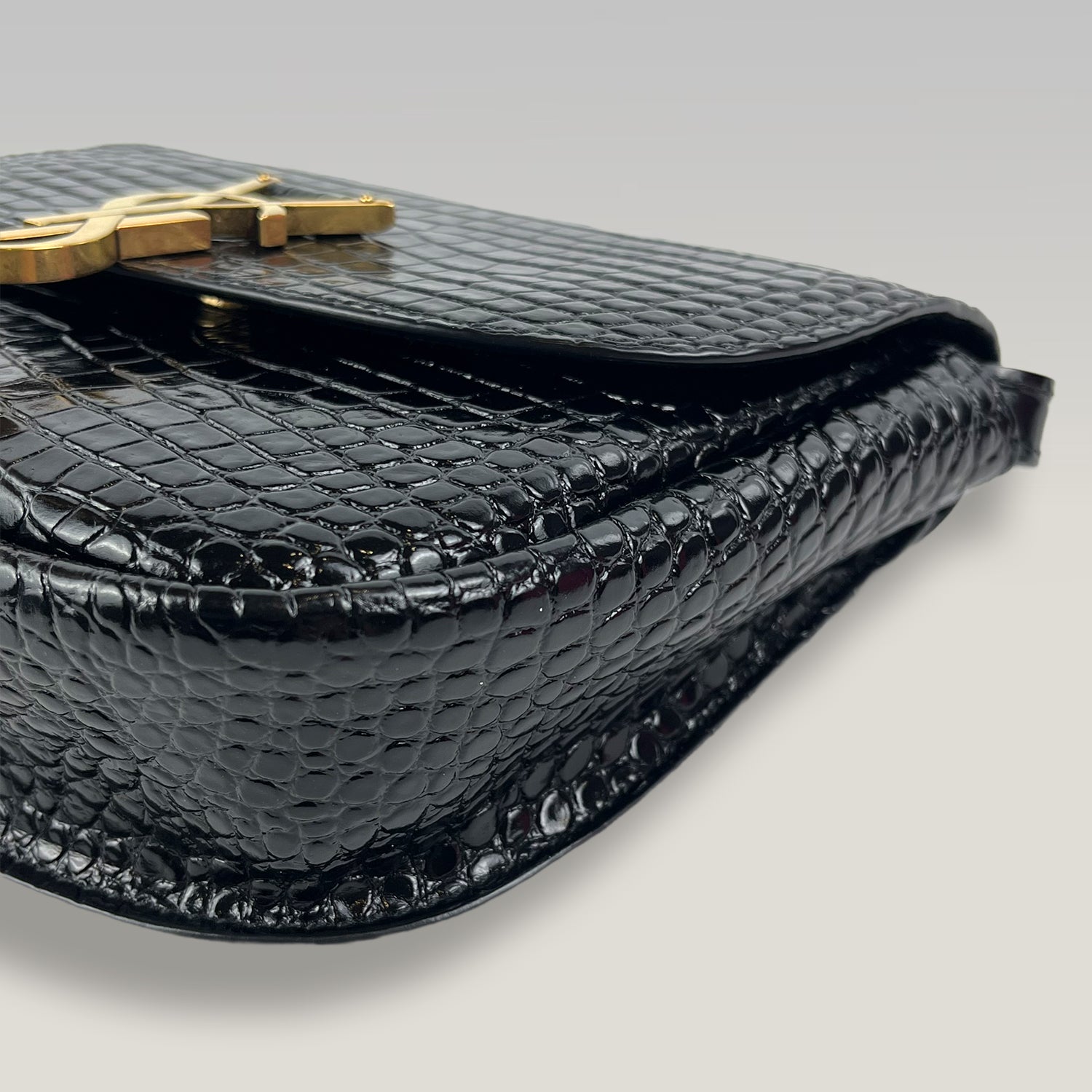 Saint Laurent Kaia Small Crossbody Bag Nera Effetto Coccodrillo – Borsa a Tracolla in Pelle con Logo YSL 18.5 cm