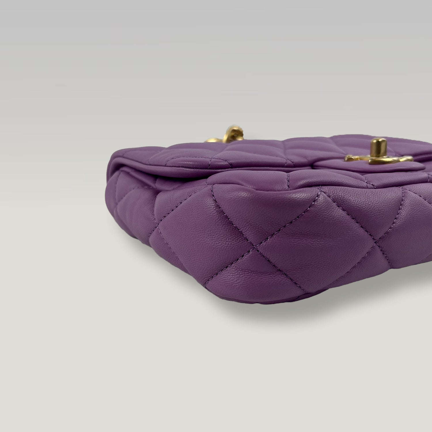 Chanel Classic Flap Mini in Pelle Viola Trapuntata con Logo CC e Catena – Borsa a Spalla e a Tracolla