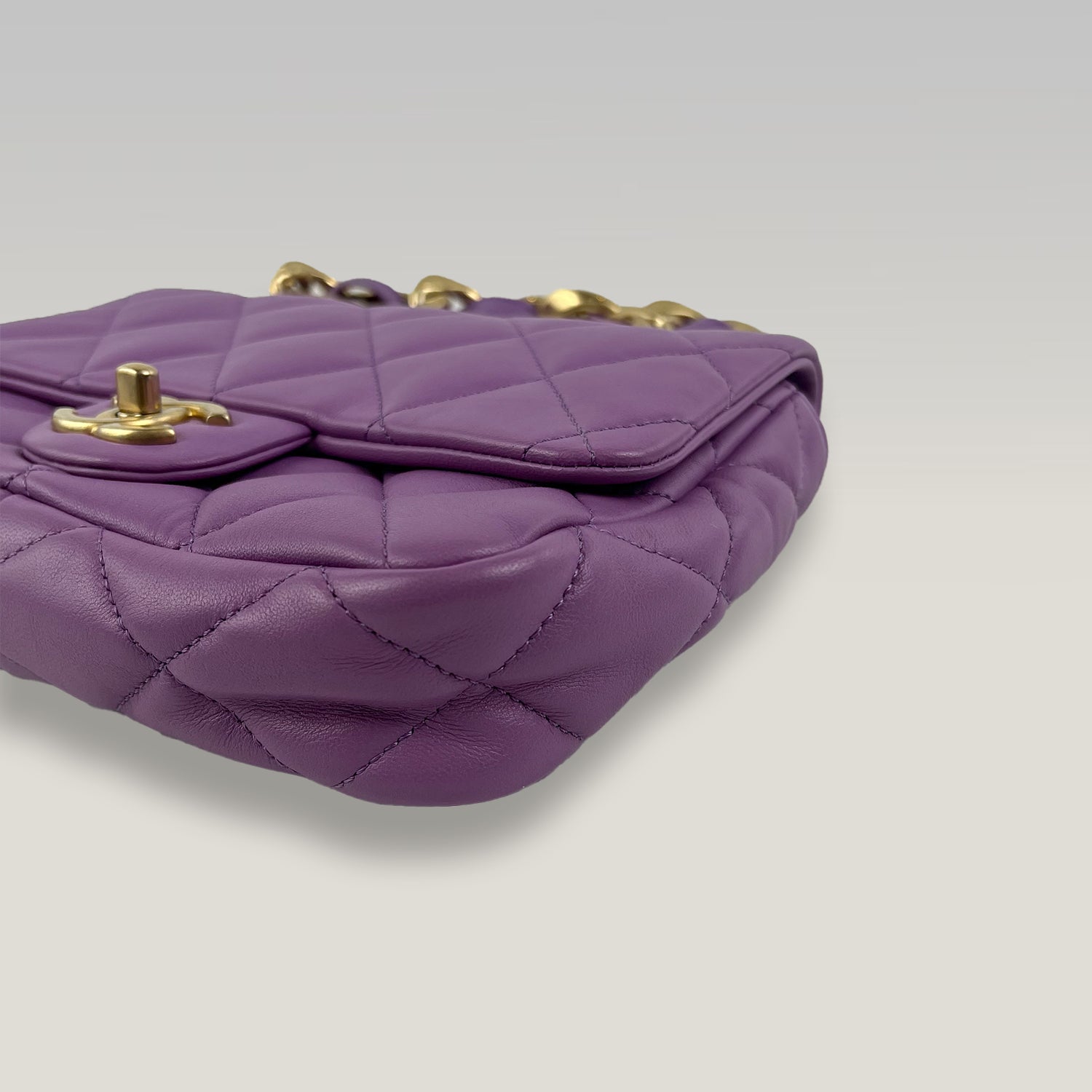 Chanel Classic Flap Mini in Pelle Viola Trapuntata con Logo CC e Catena – Borsa a Spalla e a Tracolla