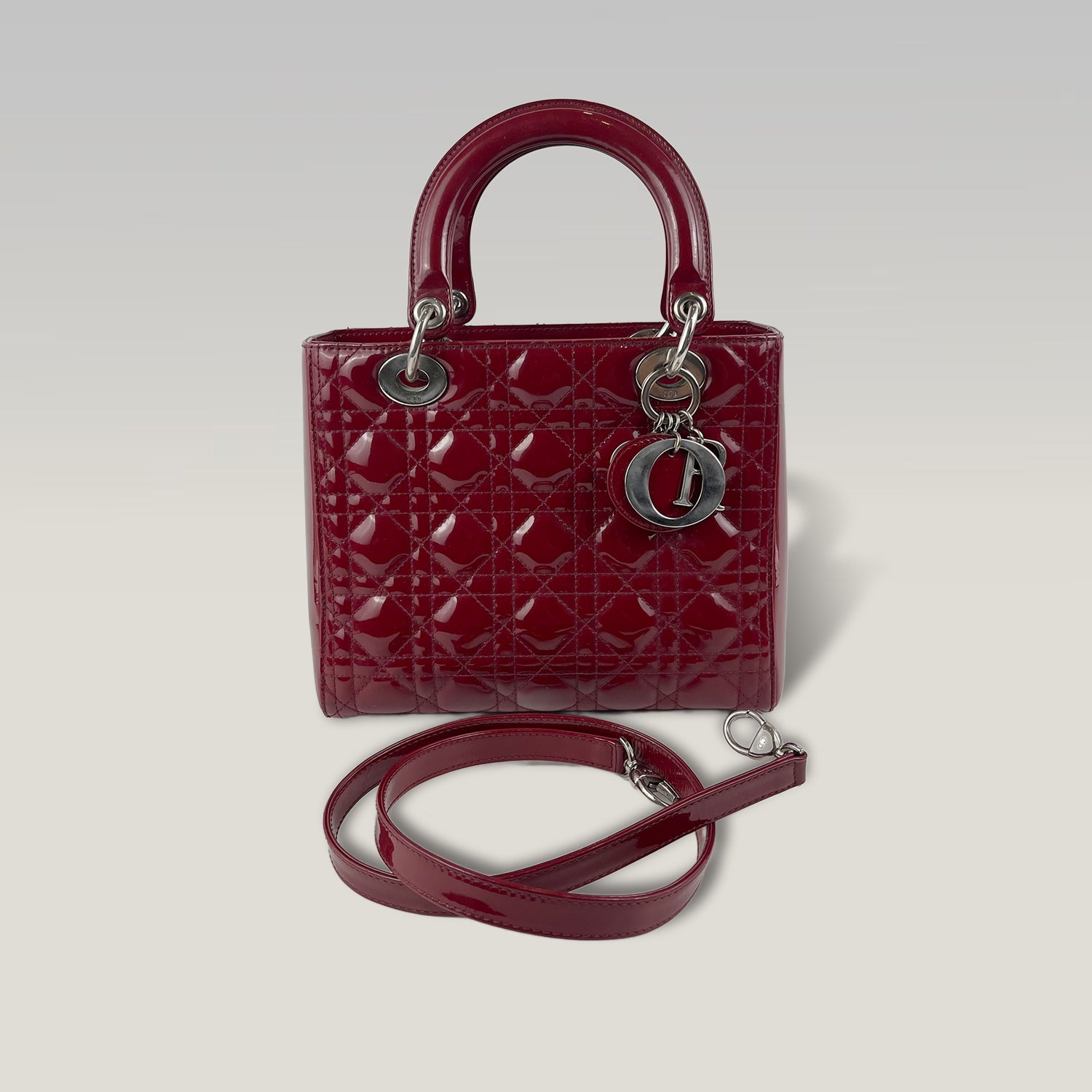 Dior Lady Dior Media in Pelle Verniciata Rossa Cannage con Tracolla
