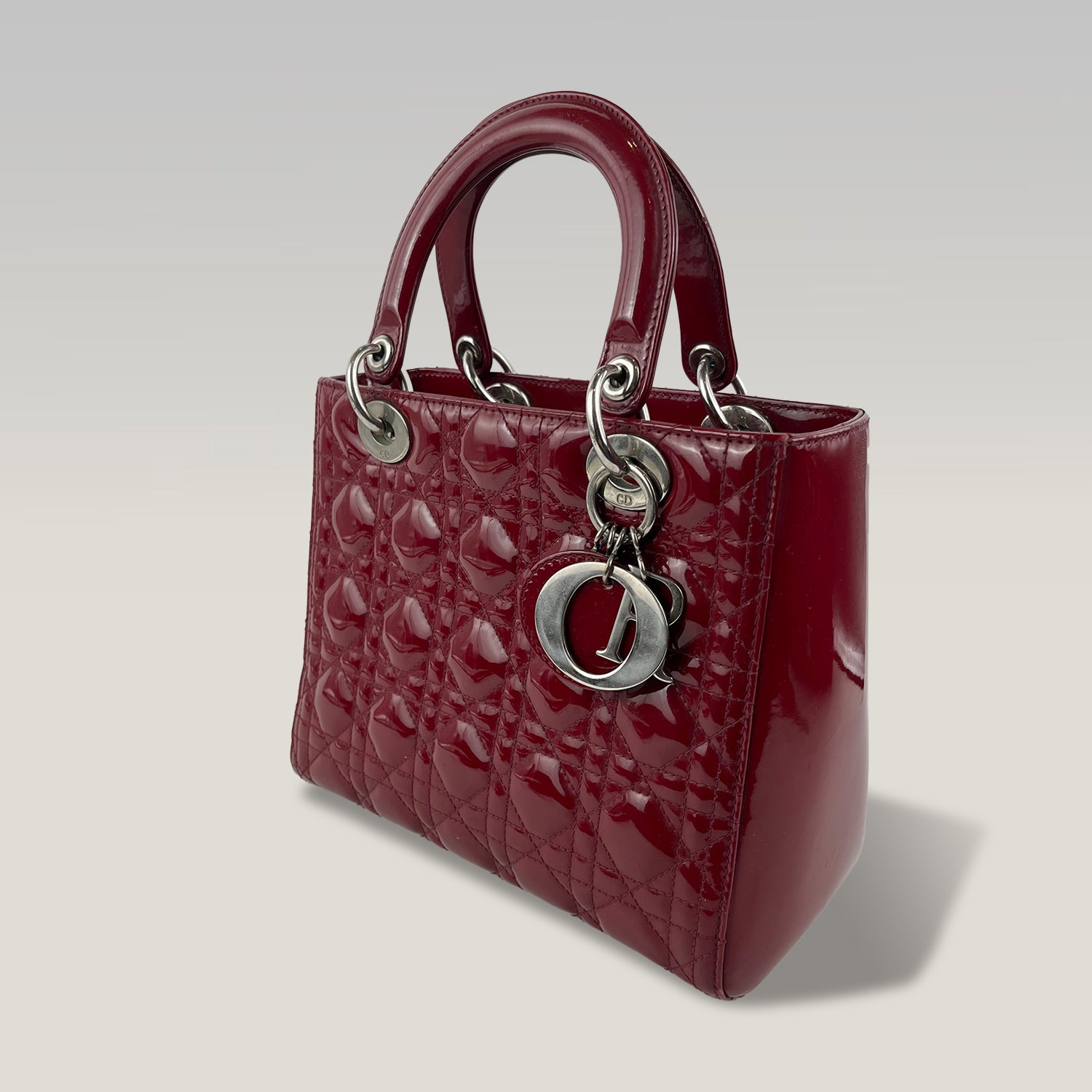 Dior Lady Dior Media in Pelle Verniciata Rossa Cannage con Tracolla