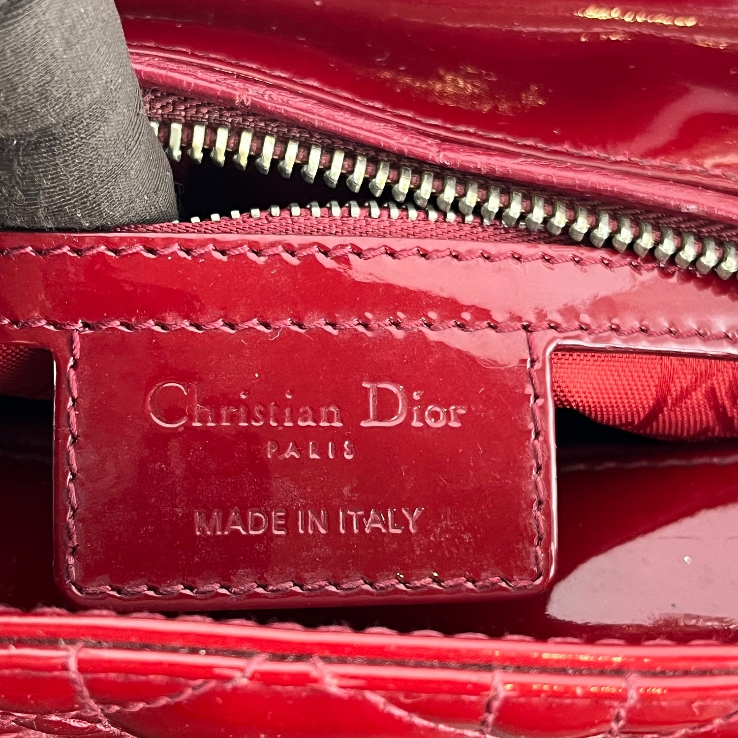 Dior Lady Dior Media in Pelle Verniciata Rossa Cannage con Tracolla