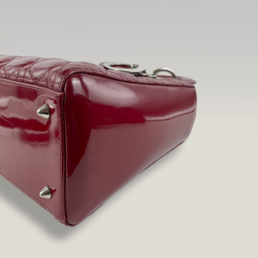 Dior Lady Dior Media in Pelle Verniciata Rossa Cannage con Tracolla