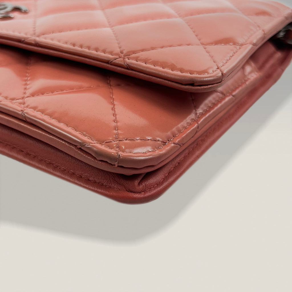 Chanel Wallet on Chain in vernice rosa – hardware argentato