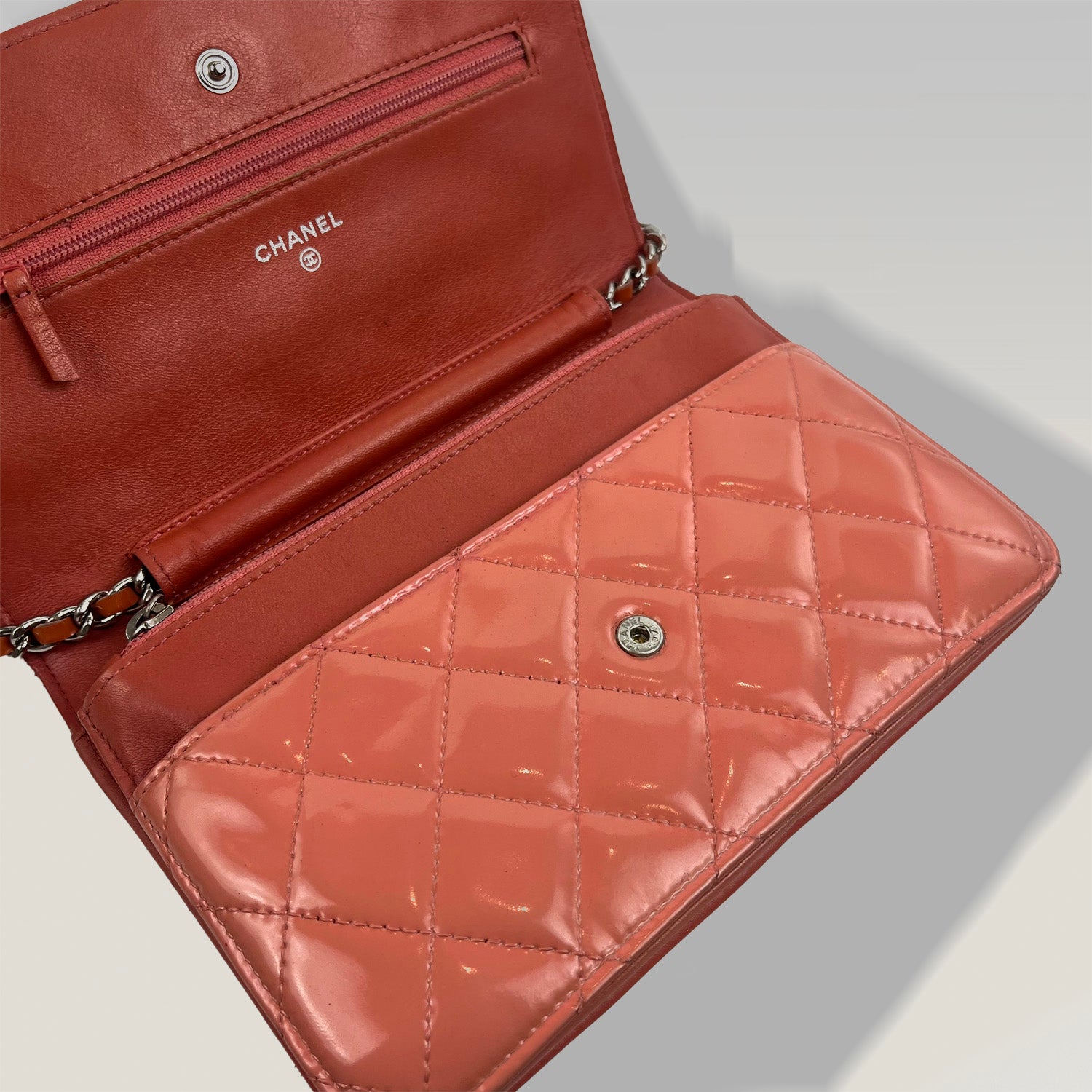 Chanel Wallet on Chain in vernice rosa – hardware argentato